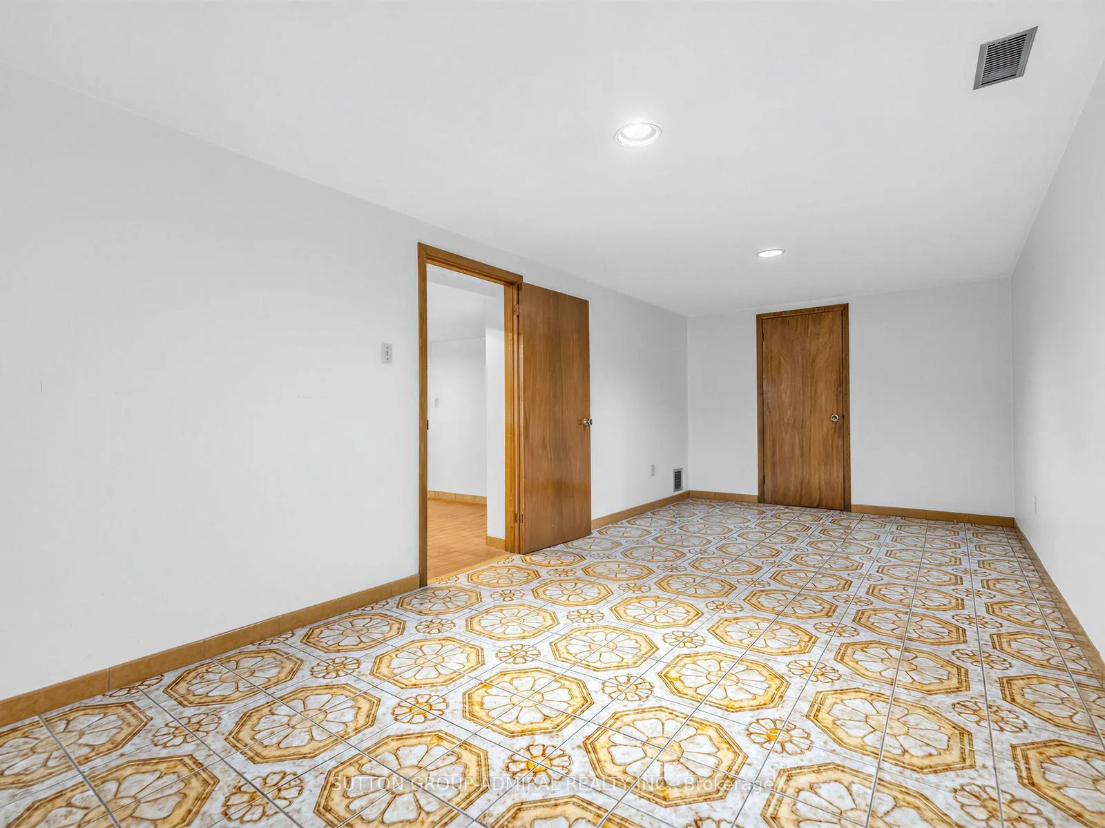 Photo 20 of 157 Hillmount Avenue, Toronto, Englemount-Lawrence — HOMEH