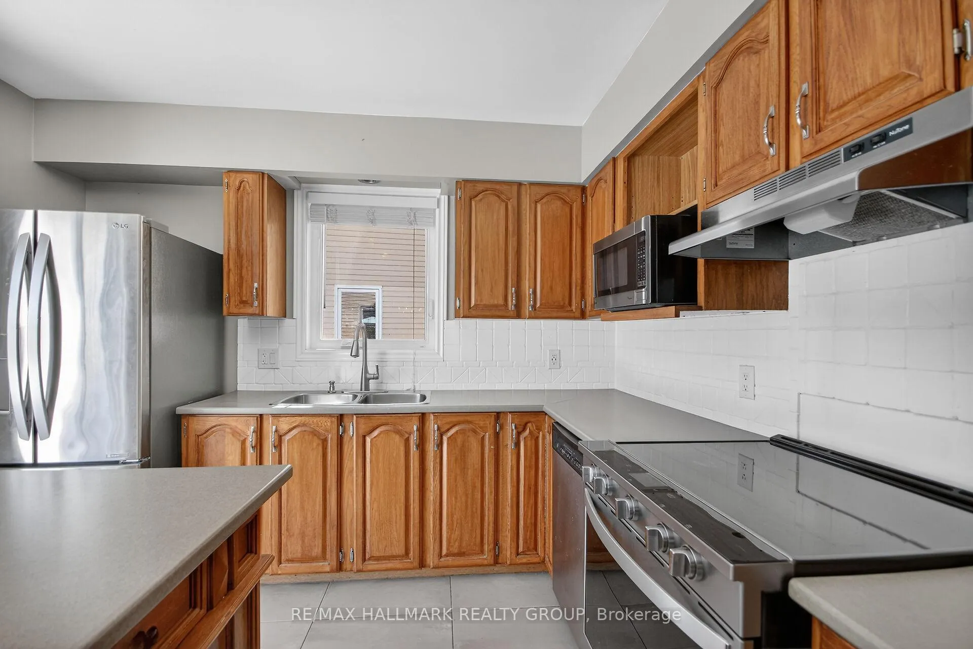 Photo 9 of 544 Apollo Way, Ottawa, Fallingbrook/Pineridge — HOMEH