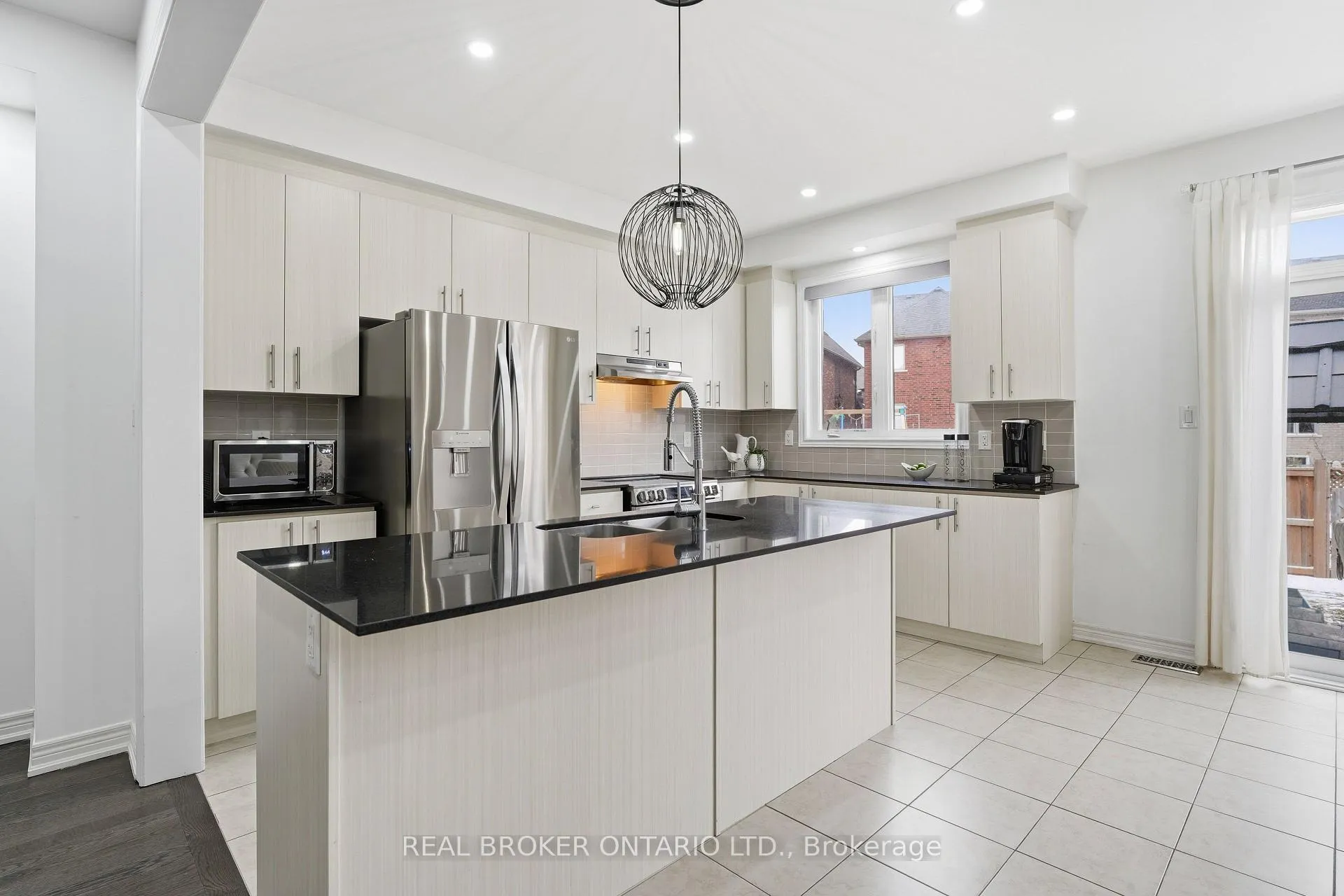 Photo 4 of 2056 Dale Road, Innisfil, Alcona — HOMEH