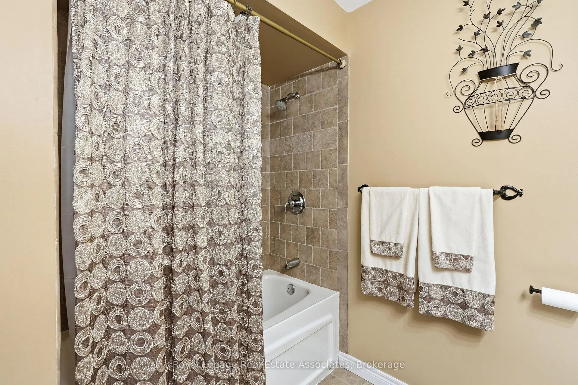 Photo 24 of 9 Waldorf Court, Hamilton, Thorner — HOMEH
