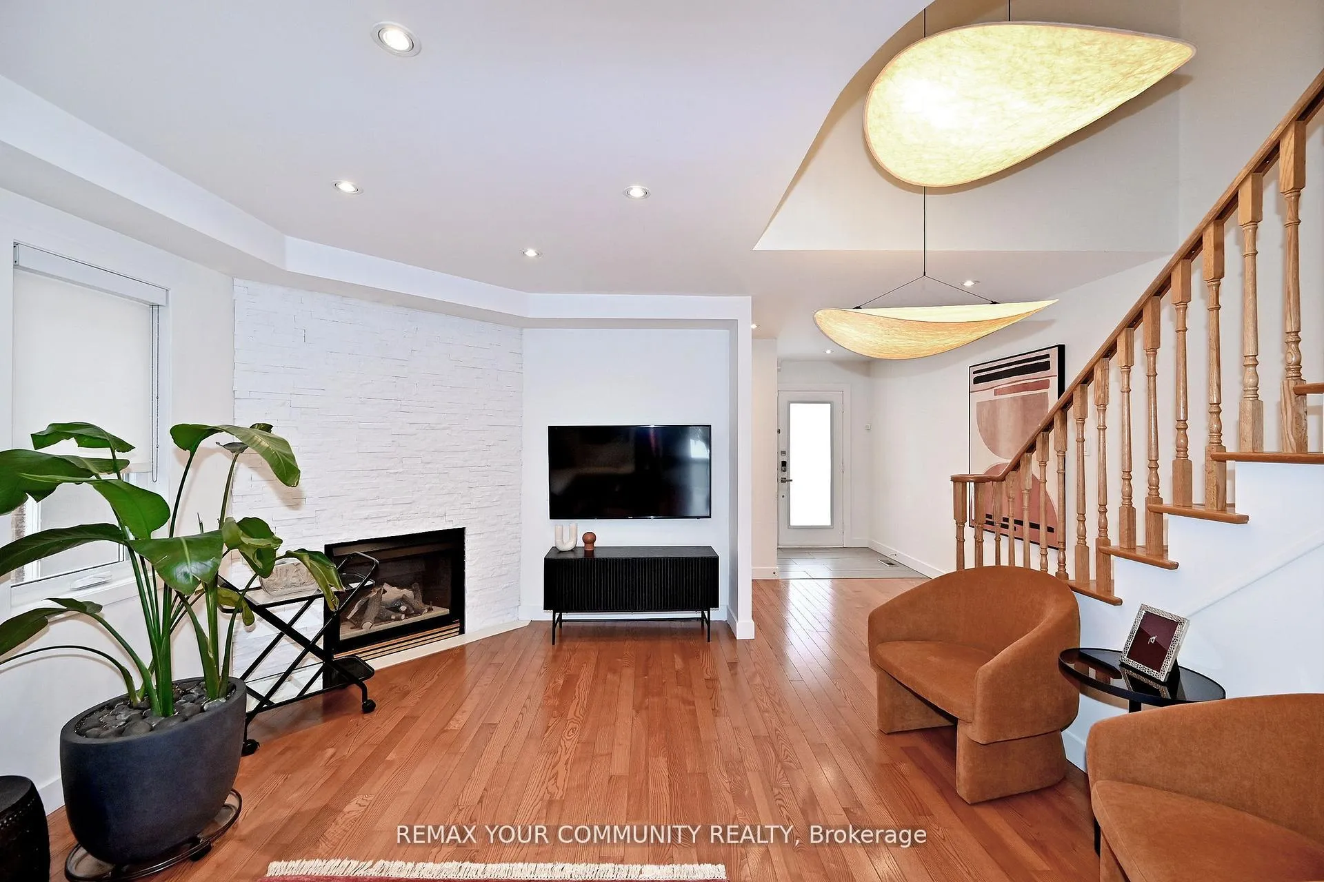 Photo 12 of 152 Vanguard Road W, Vaughan, Patterson — HOMEH
