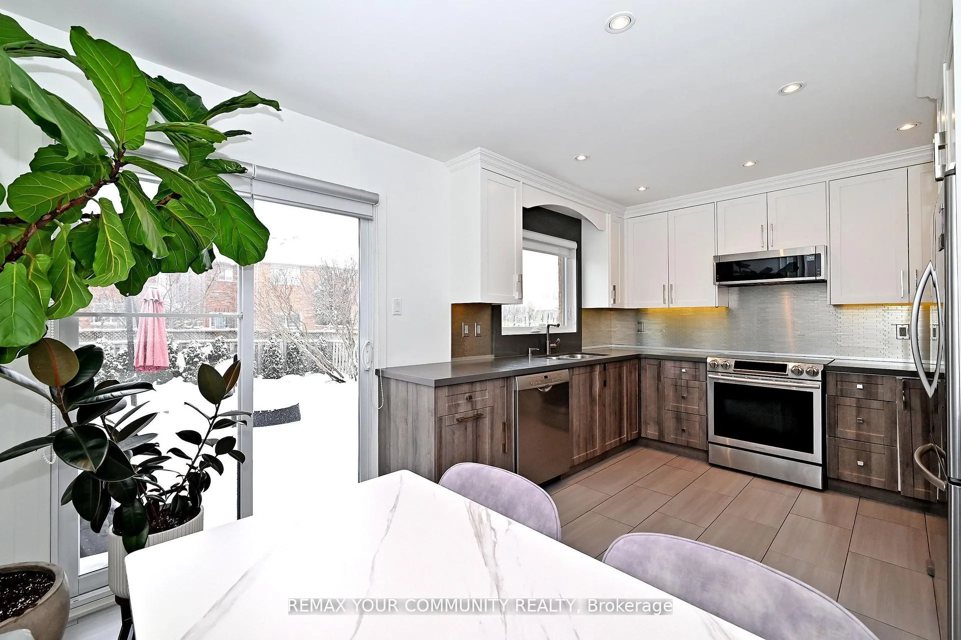 Photo 13 of 152 Vanguard Road W, Vaughan, Patterson — HOMEH
