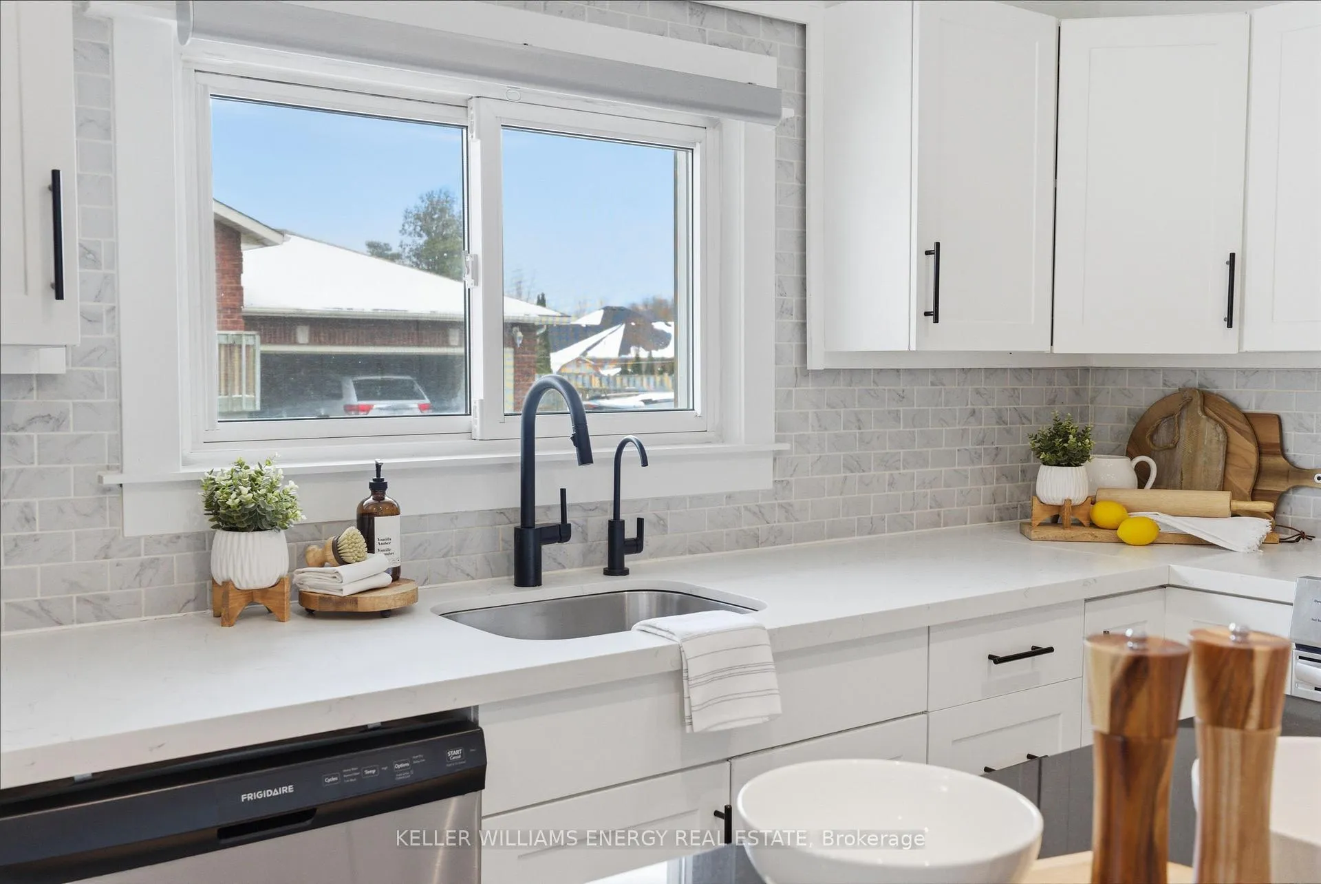 Photo 9 of 42 Darlington Boulevard, Clarington, Courtice — HOMEH