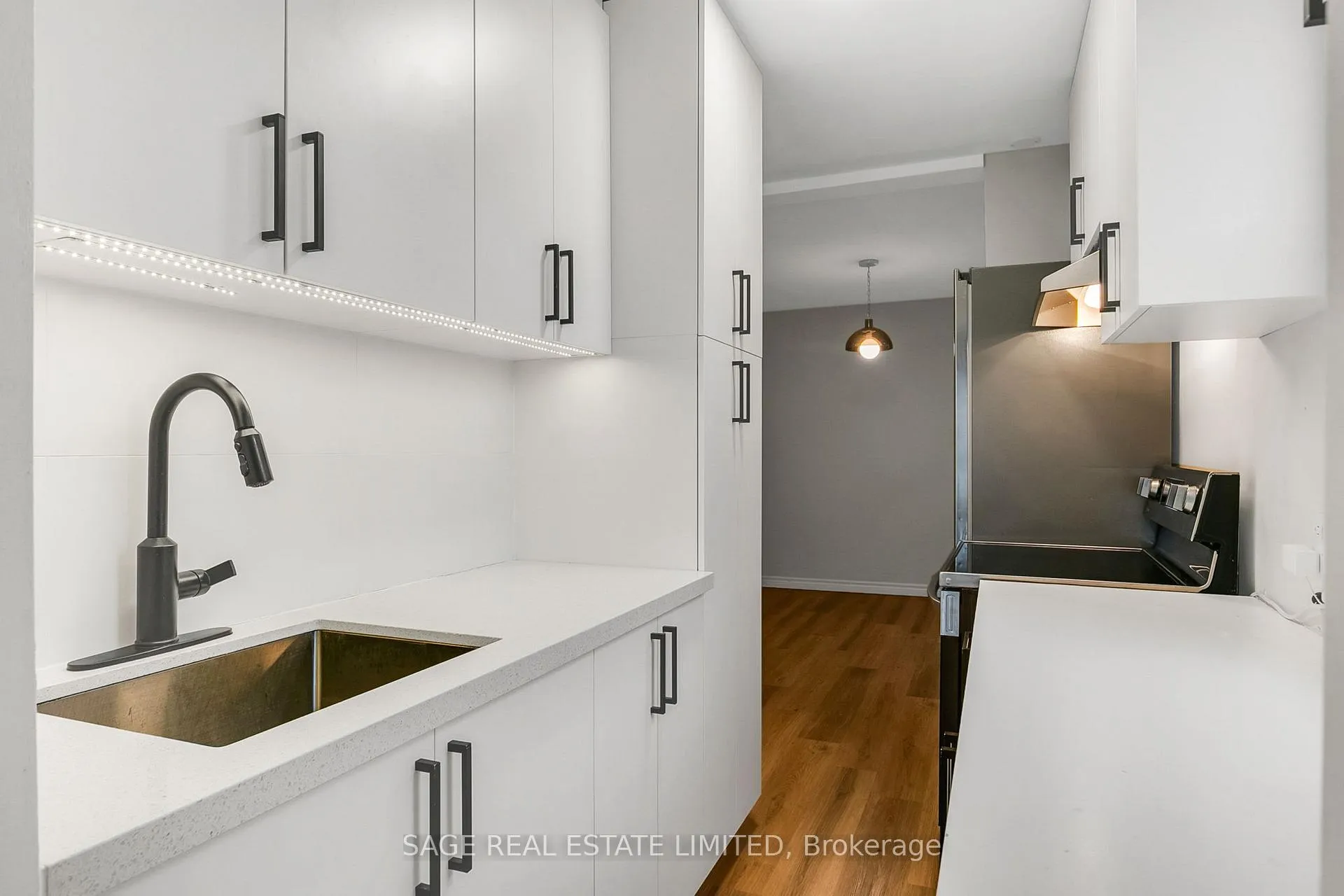 Front of Unit Upper, 633 St Clair Avenue W