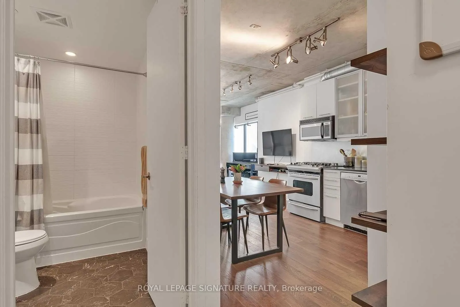 Photo 2 of Unit 404, 533 Richmond Street W, Toronto, Waterfront Communities — HOMEH