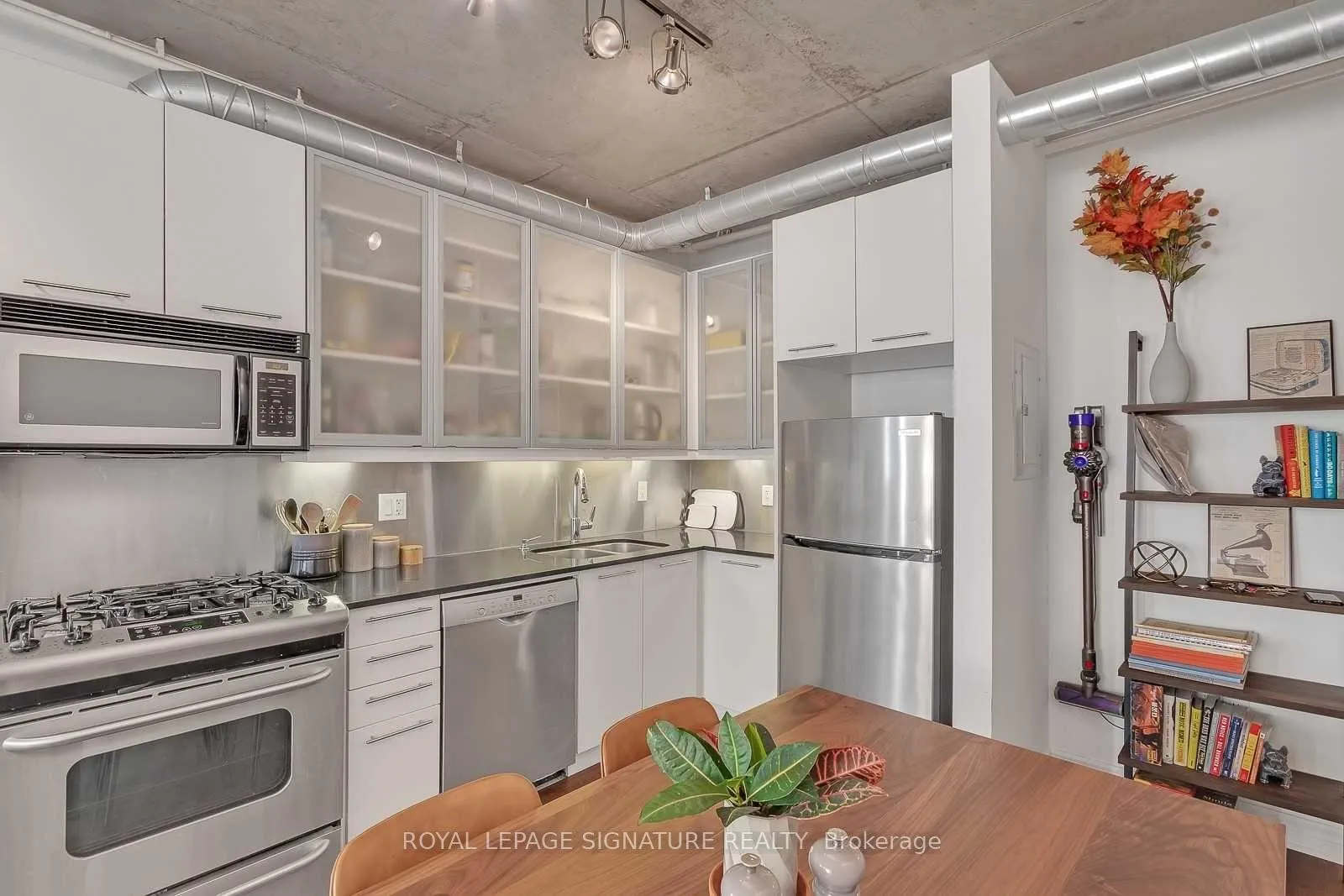 Photo 4 of Unit 404, 533 Richmond Street W, Toronto, Waterfront Communities — HOMEH