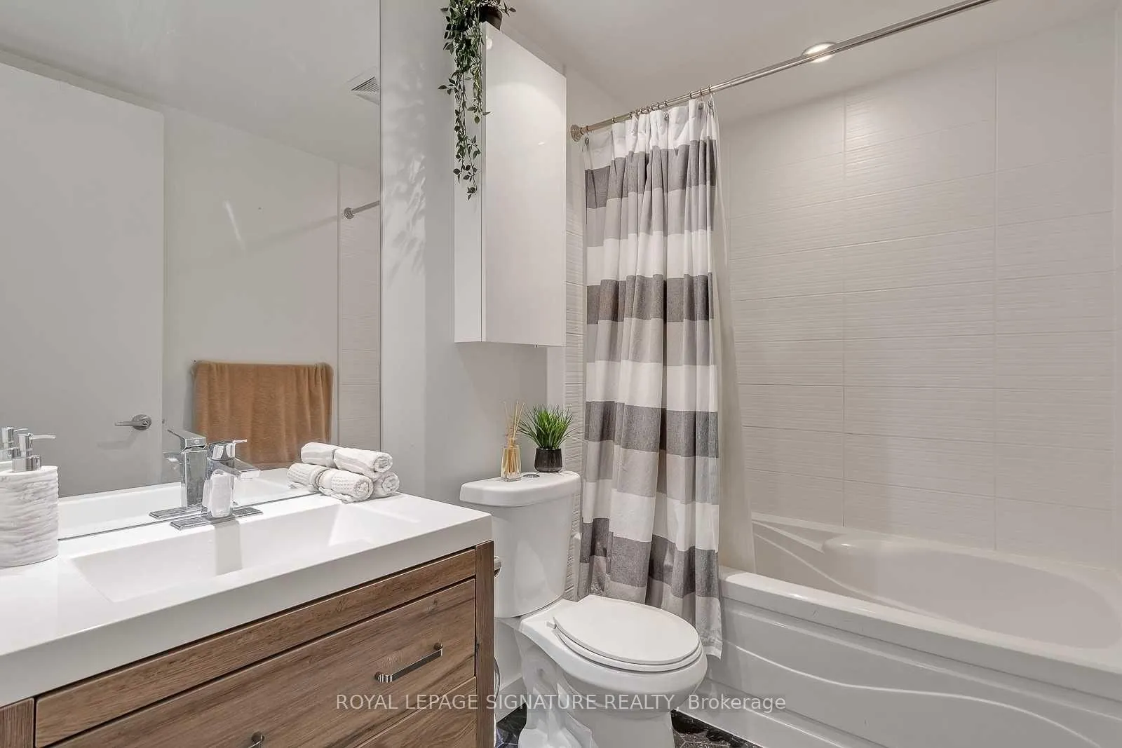 Photo 14 of Unit 404, 533 Richmond Street W, Toronto, Waterfront Communities — HOMEH