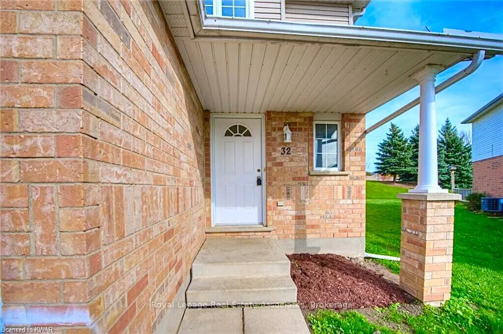 Photo 3 of 32 Hackberry Street, Kitchener, Larentian West — HOMEH