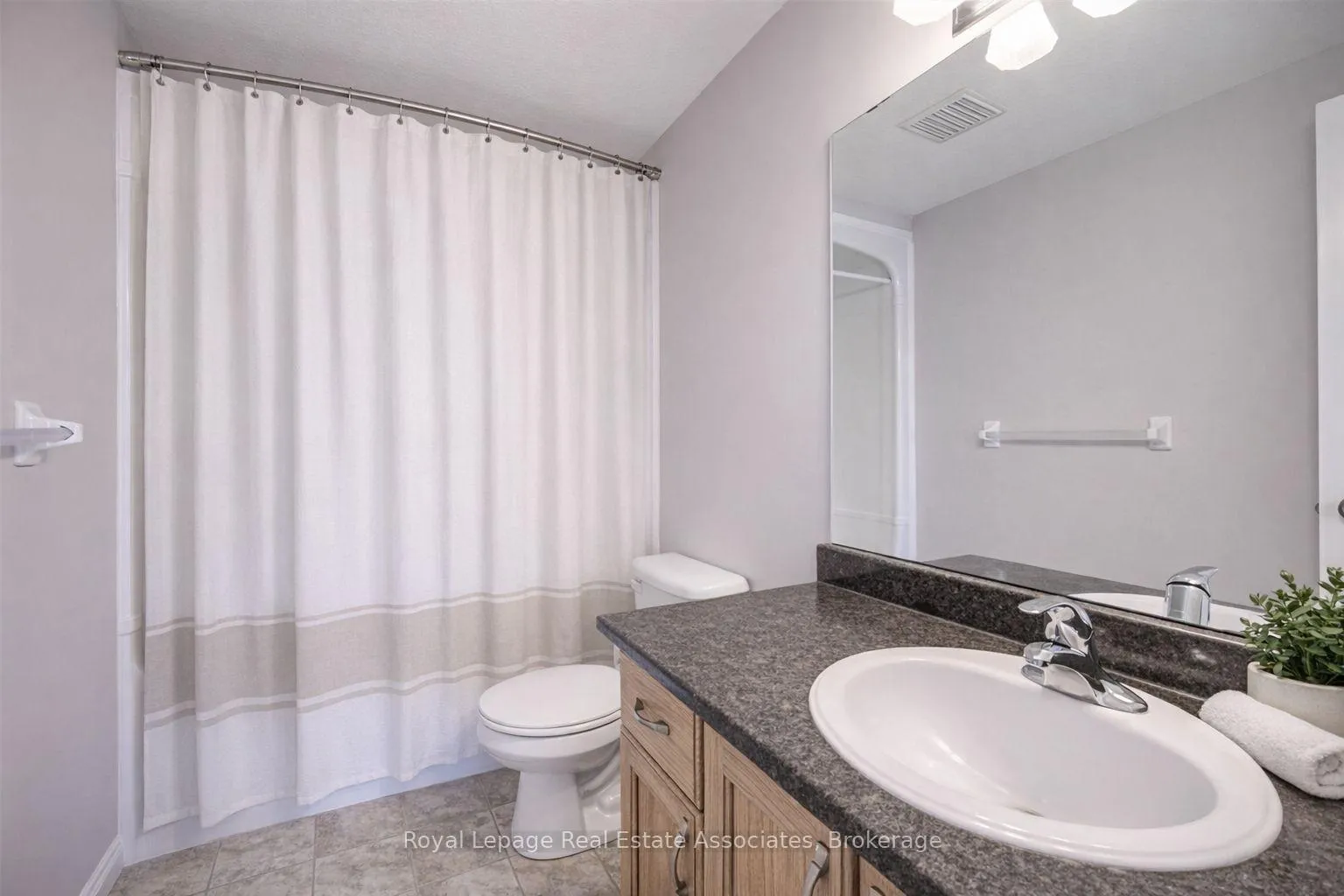 Photo 6 of 32 Hackberry Street, Kitchener, Larentian West — HOMEH
