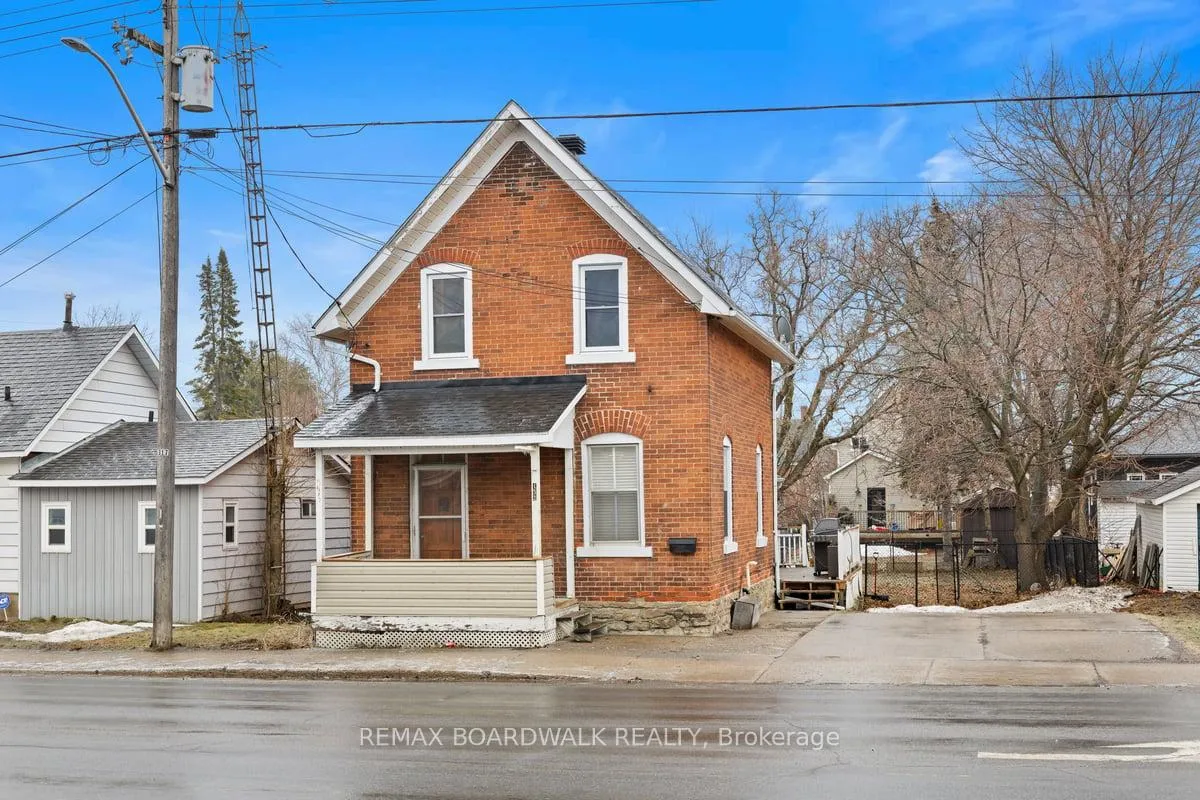 Front of 152 Townline Road E
