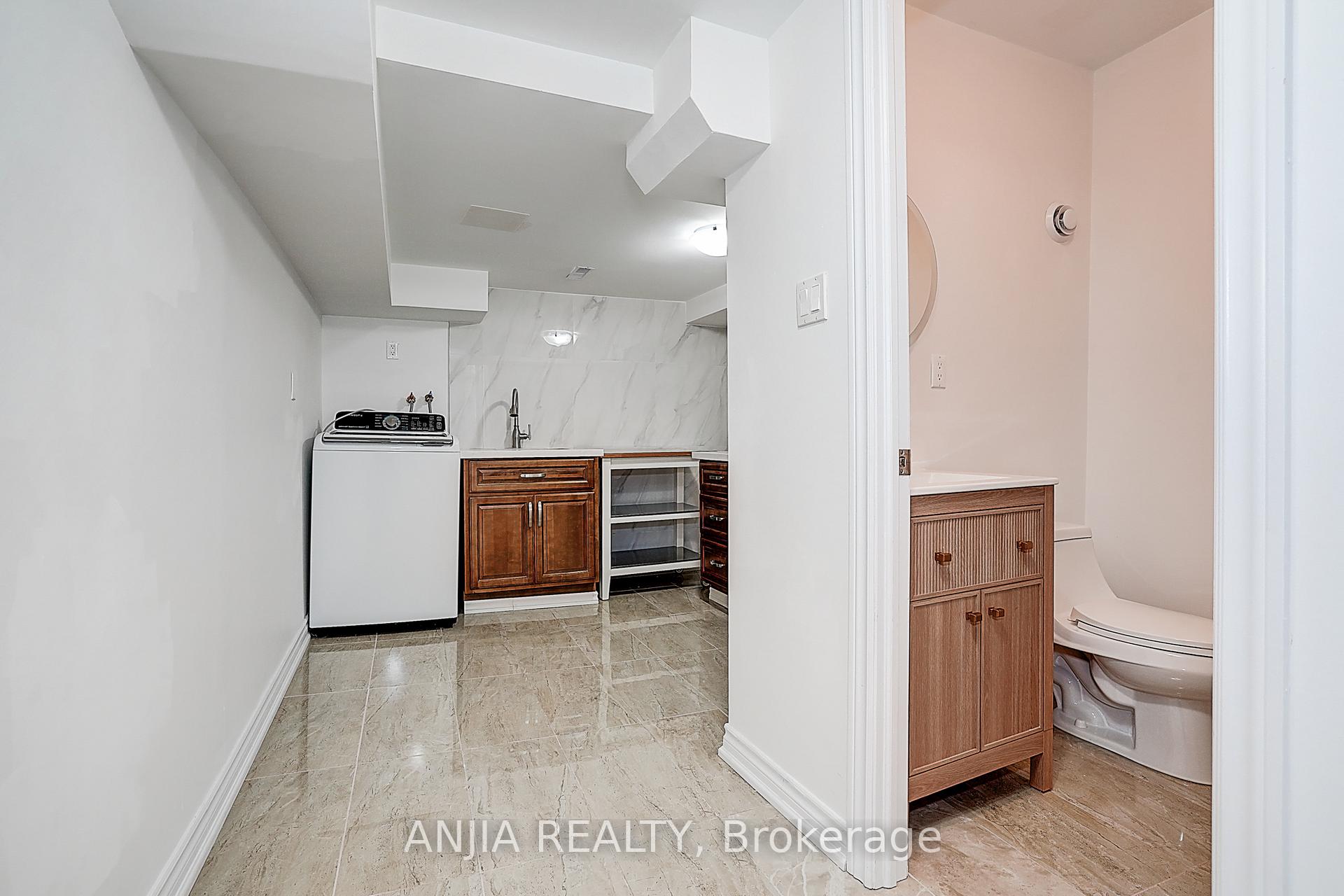 Photo 3 of 40 Foxglove Court, Markham, Unionville — HOMEH