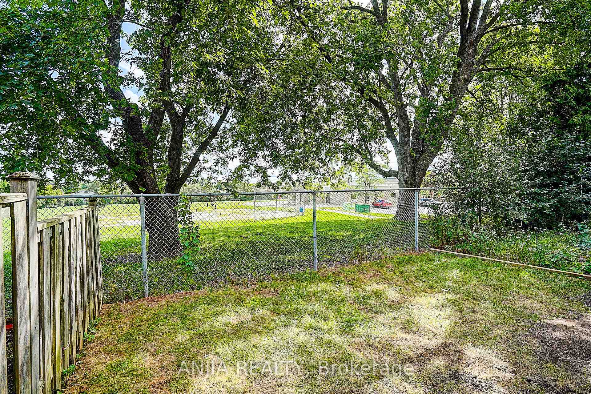 Photo 8 of 40 Foxglove Court, Markham, Unionville — HOMEH