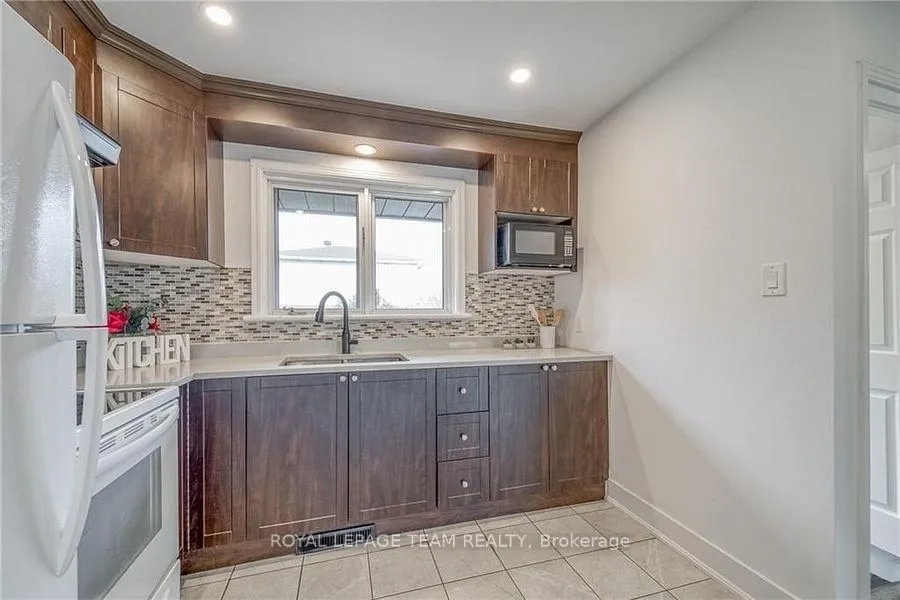 Photo 10 of 41 Fieldrow Street, Ottawa, Meadowlands/Crestview — HOMEH