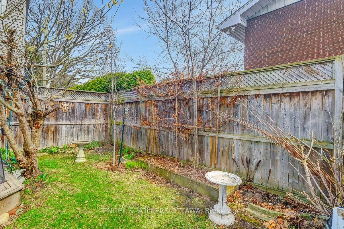 Photo 5 of 989 Bakervale Drive, Ottawa, Carlington — HOMEH