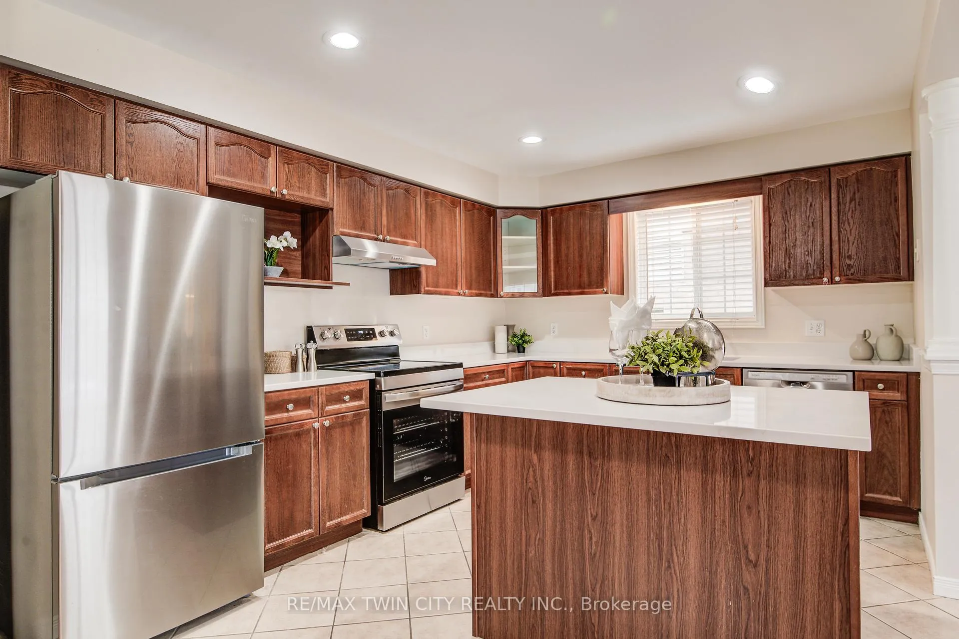 Photo 10 of 278 Huck Crescent, Kitchener — HOMEH