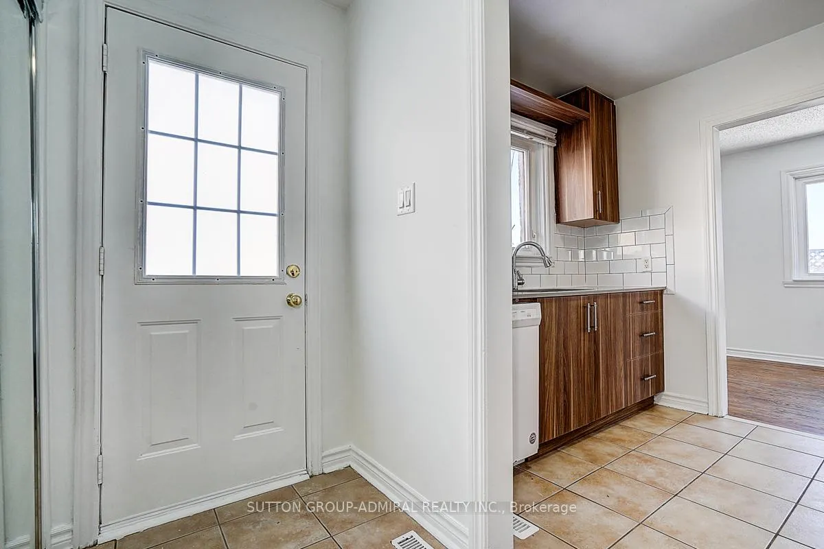 Photo 4 of 7 Town House Crescent, Brampton, Brampton East — HOMEH