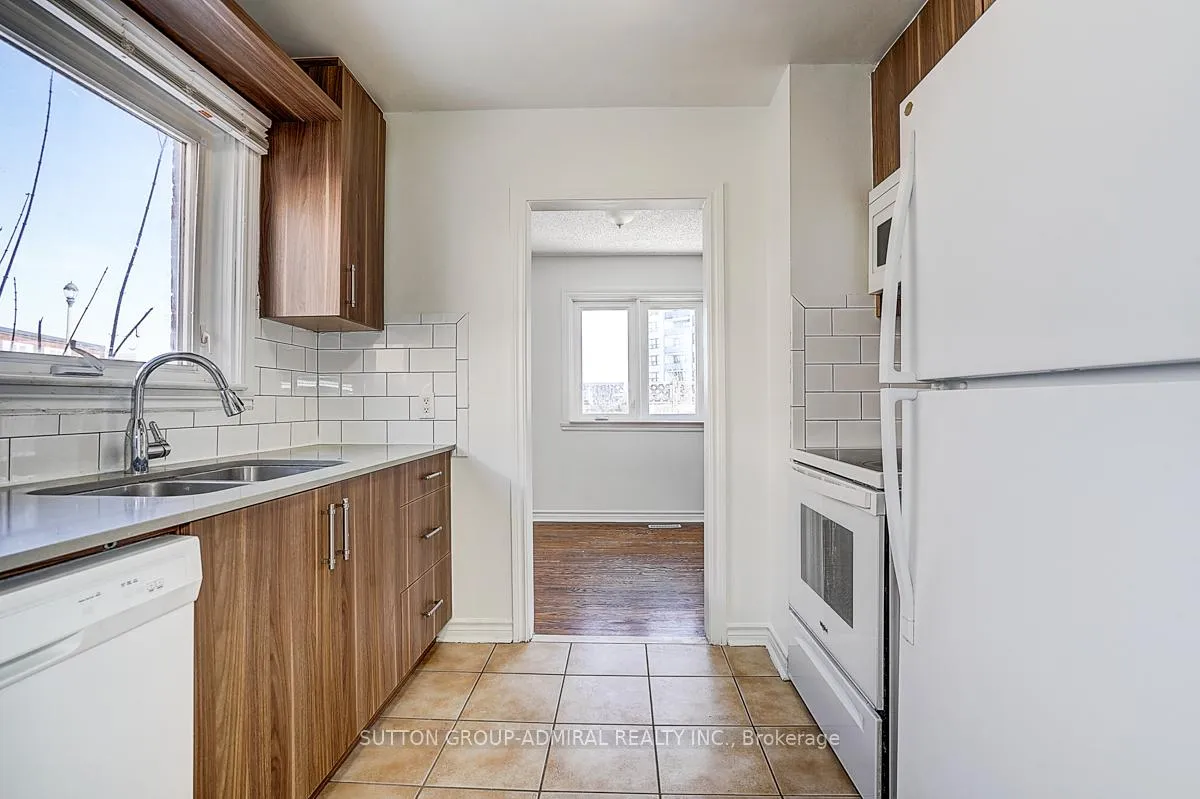 Photo 6 of 7 Town House Crescent, Brampton, Brampton East — HOMEH