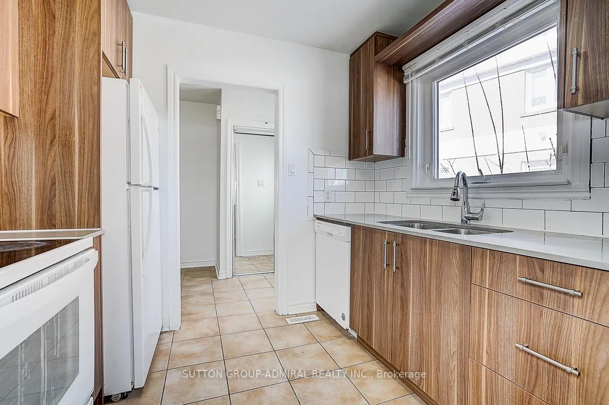 Photo 10 of 7 Town House Crescent, Brampton, Brampton East — HOMEH