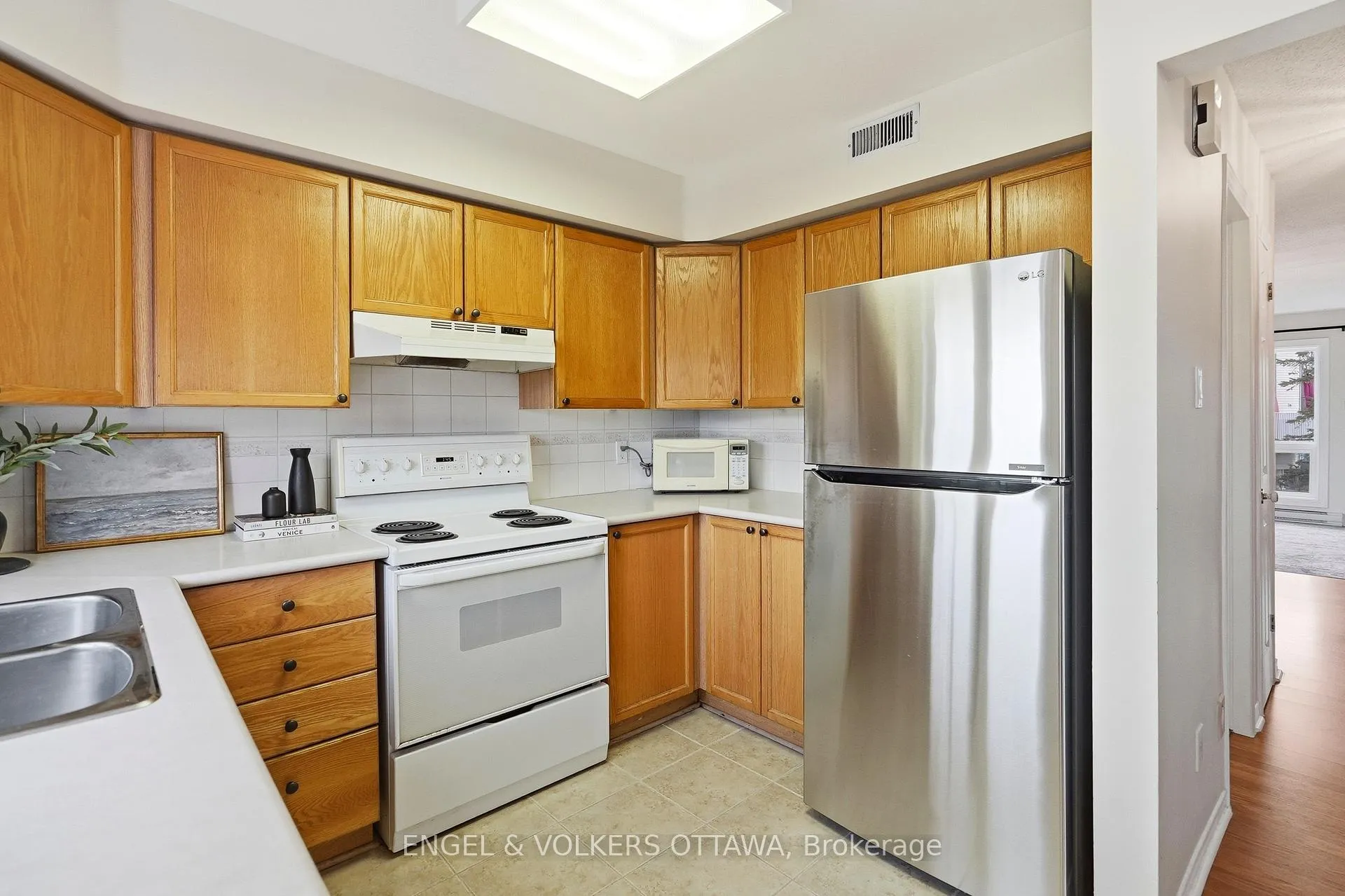 Photo 9 of Unit 40, 244 Briston Private, Ottawa, Hunt Club Park — HOMEH