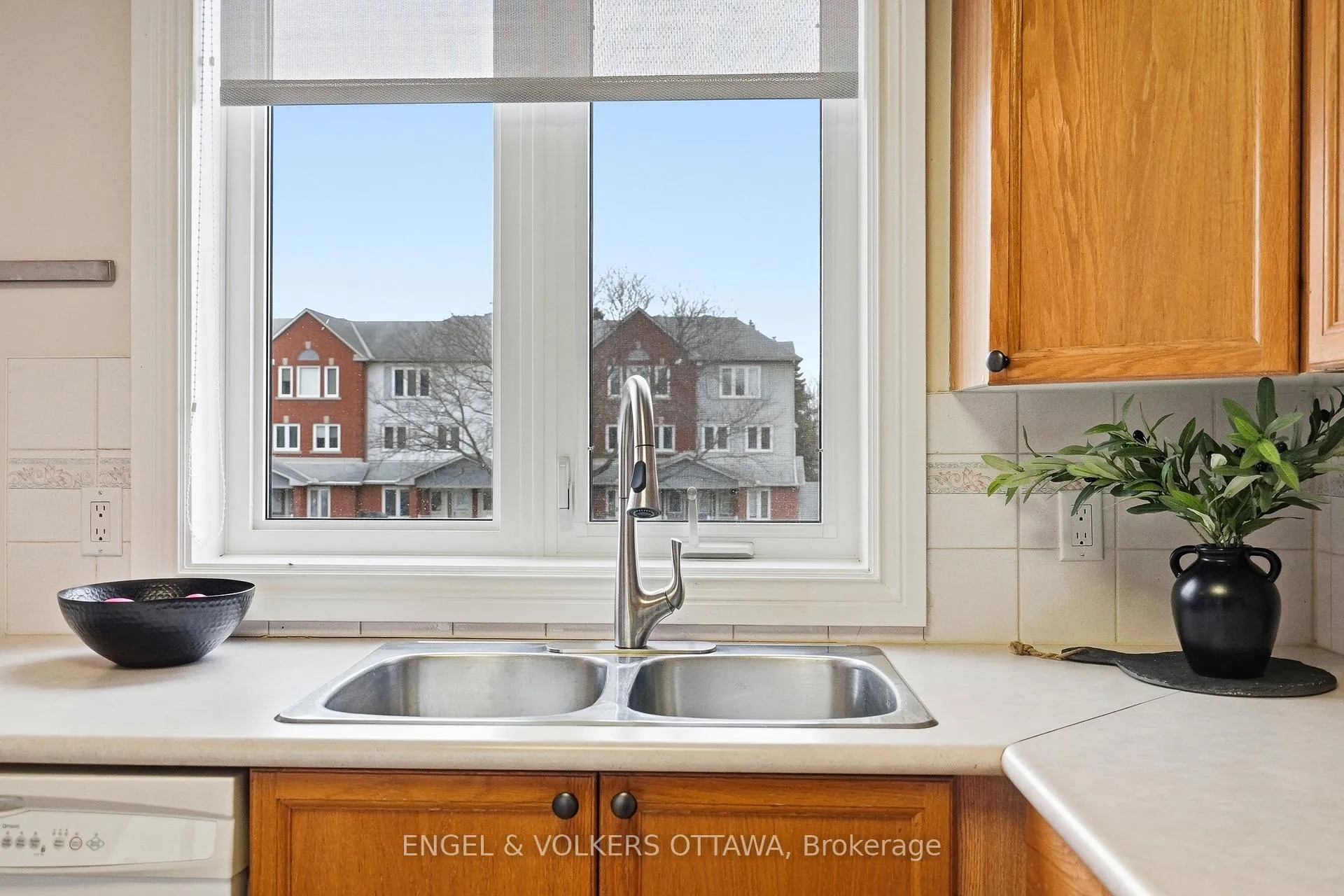 Photo 10 of Unit 40, 244 Briston Private, Ottawa, Hunt Club Park — HOMEH
