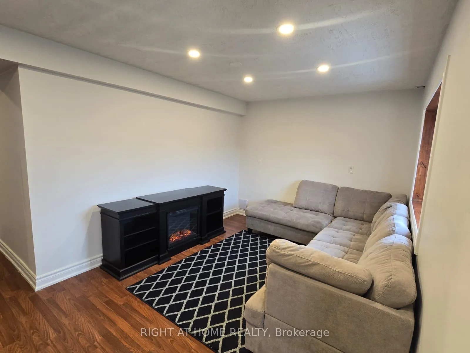 Photo 6 of 1258 Duignan Crescent, Milton, Ford — HOMEH