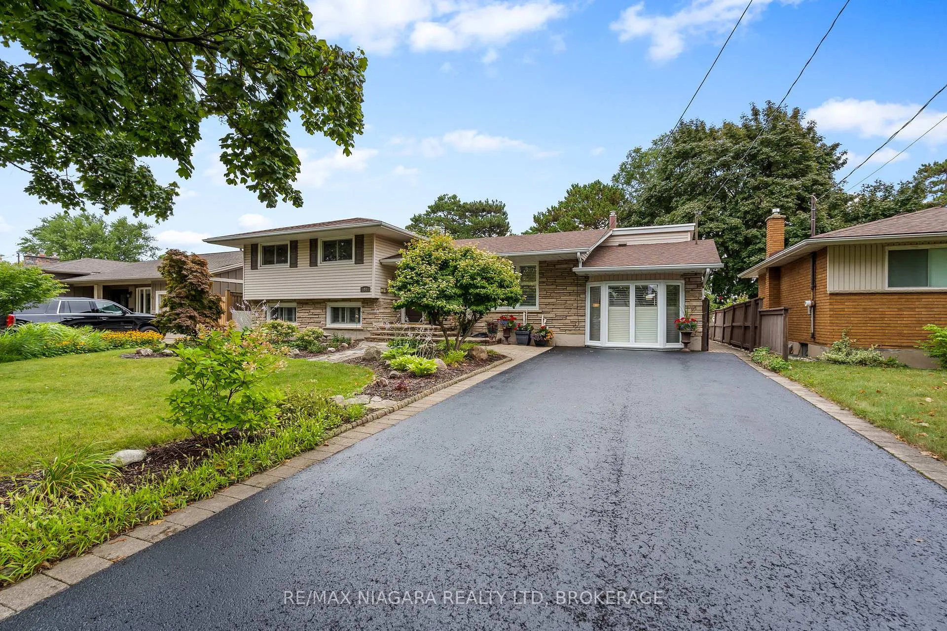 Photo 2 of 44 Lockview Crescent, St. Catharines, Bunting/Linwell — HOMEH