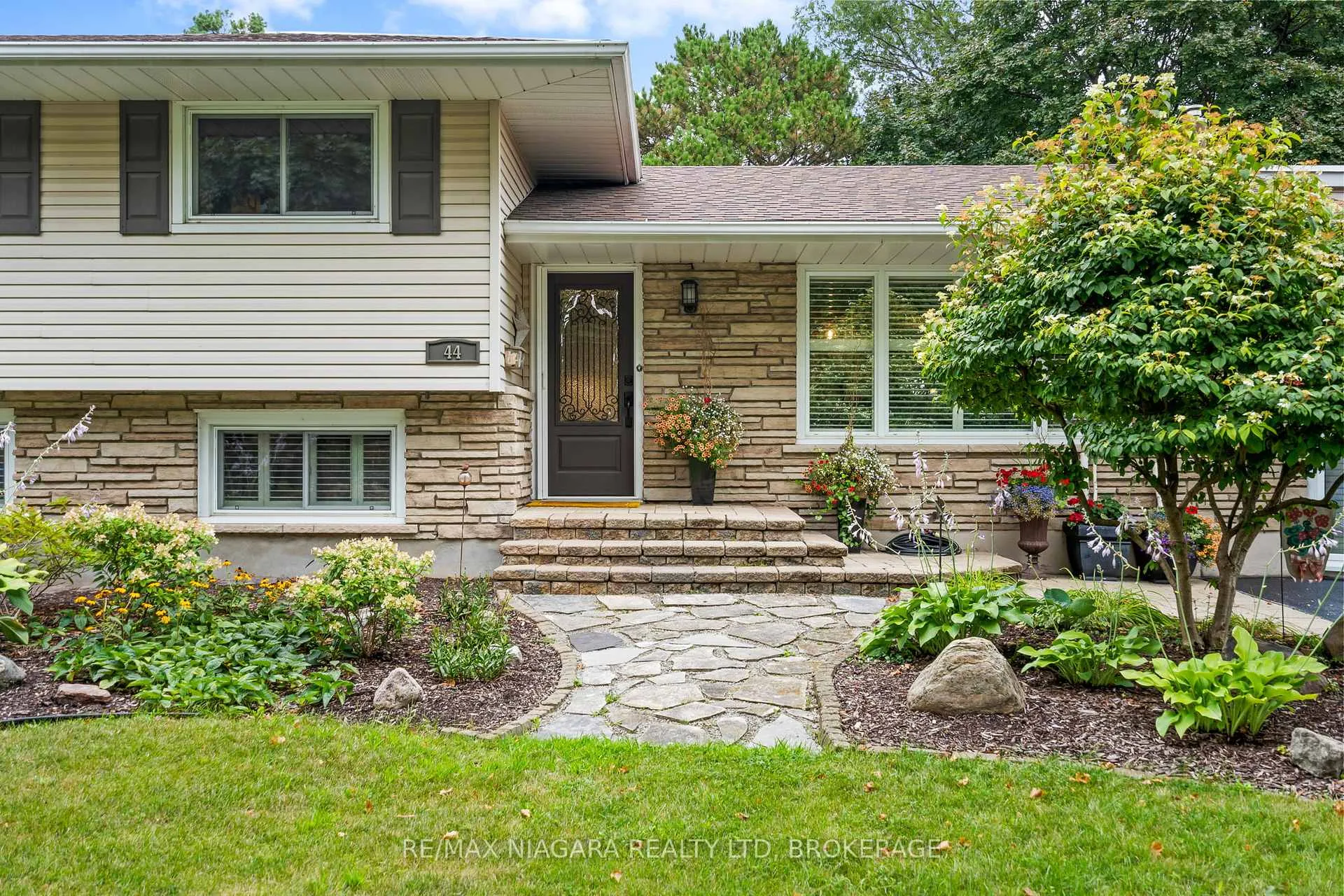 Photo 3 of 44 Lockview Crescent, St. Catharines, Bunting/Linwell — HOMEH