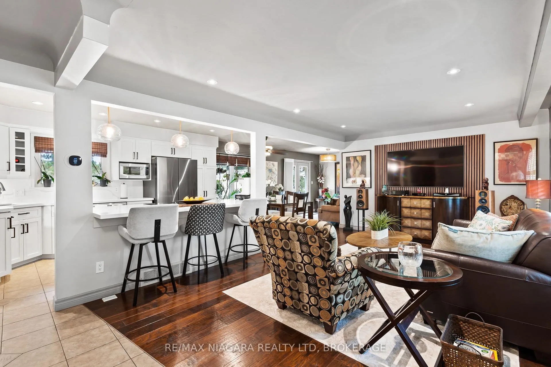 Photo 5 of 44 Lockview Crescent, St. Catharines, Bunting/Linwell — HOMEH
