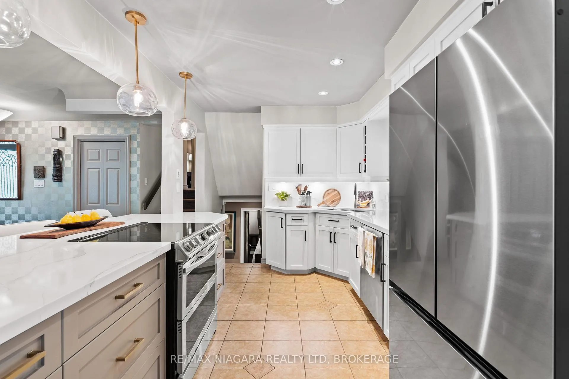 Photo 9 of 44 Lockview Crescent, St. Catharines, Bunting/Linwell — HOMEH