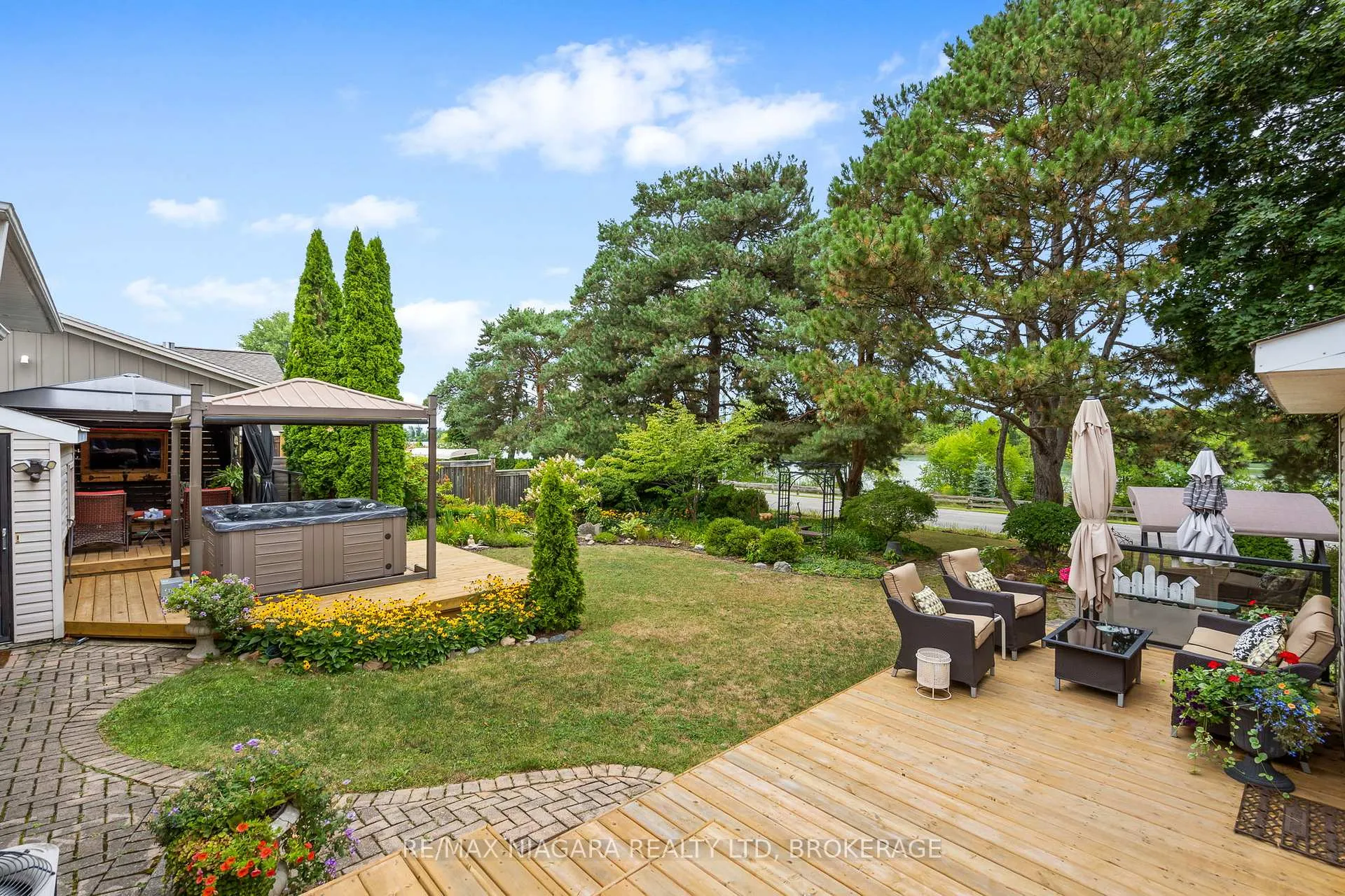 Photo 28 of 44 Lockview Crescent, St. Catharines, Bunting/Linwell — HOMEH