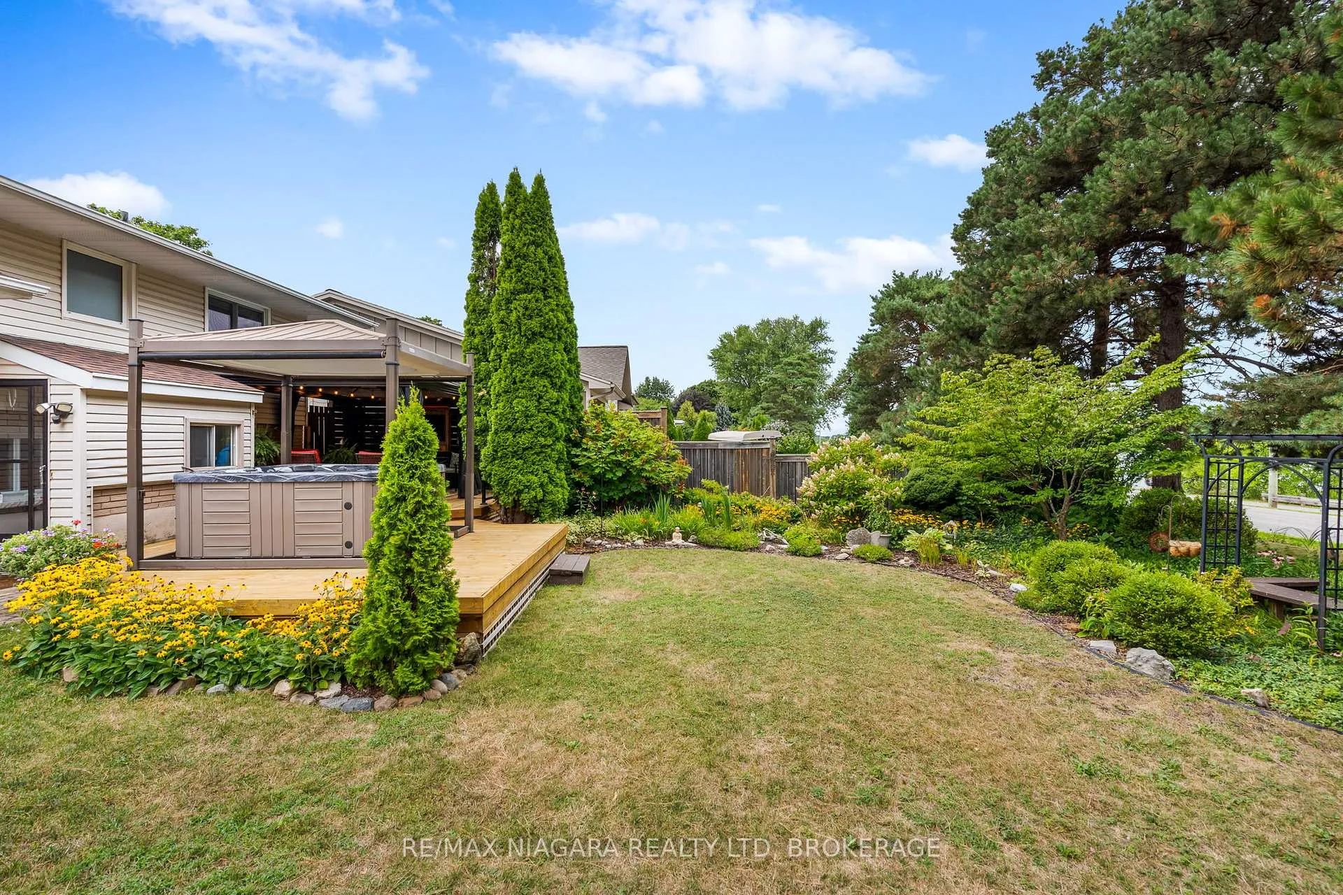 Photo 29 of 44 Lockview Crescent, St. Catharines, Bunting/Linwell — HOMEH