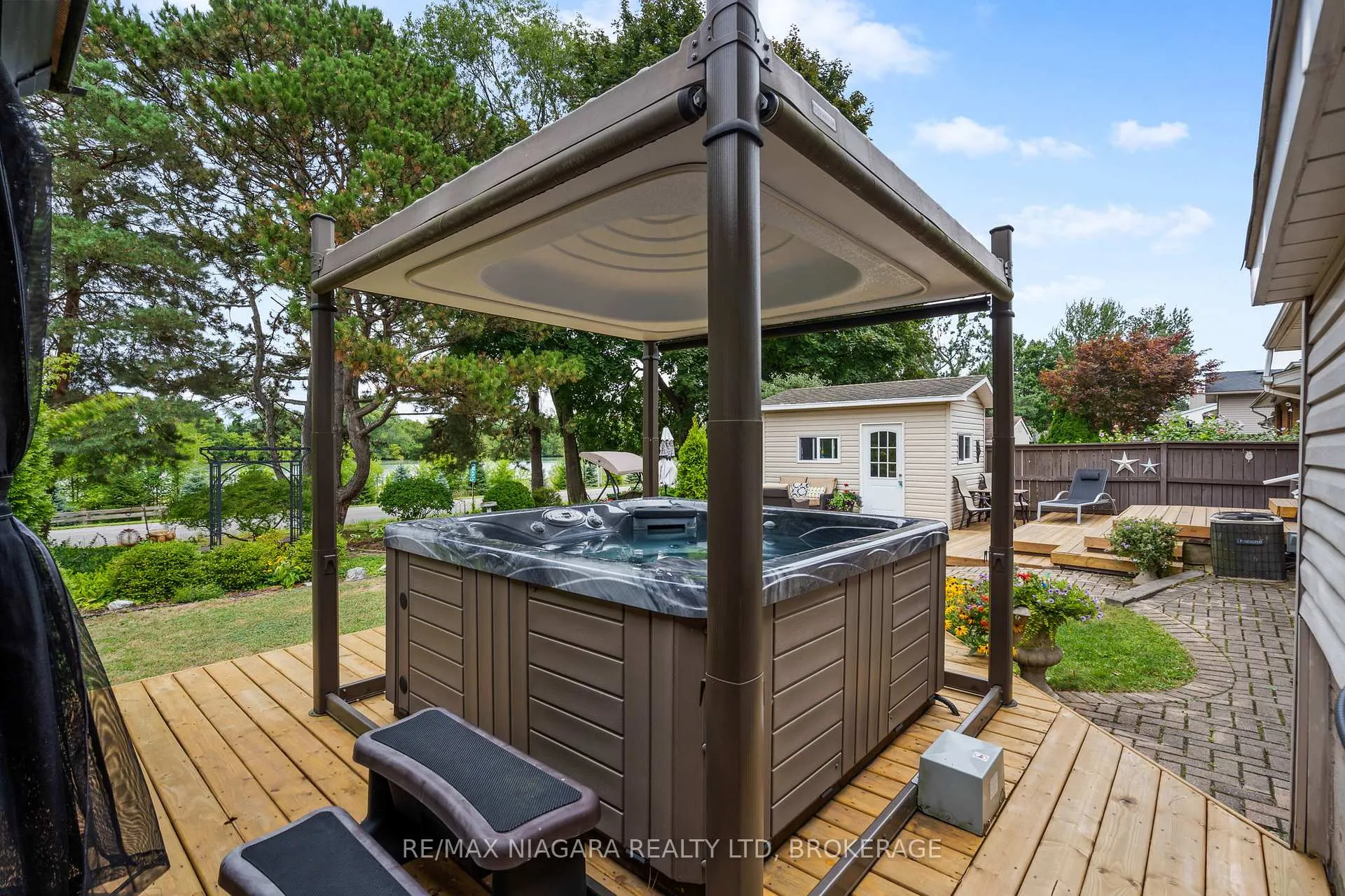 Photo 33 of 44 Lockview Crescent, St. Catharines, Bunting/Linwell — HOMEH