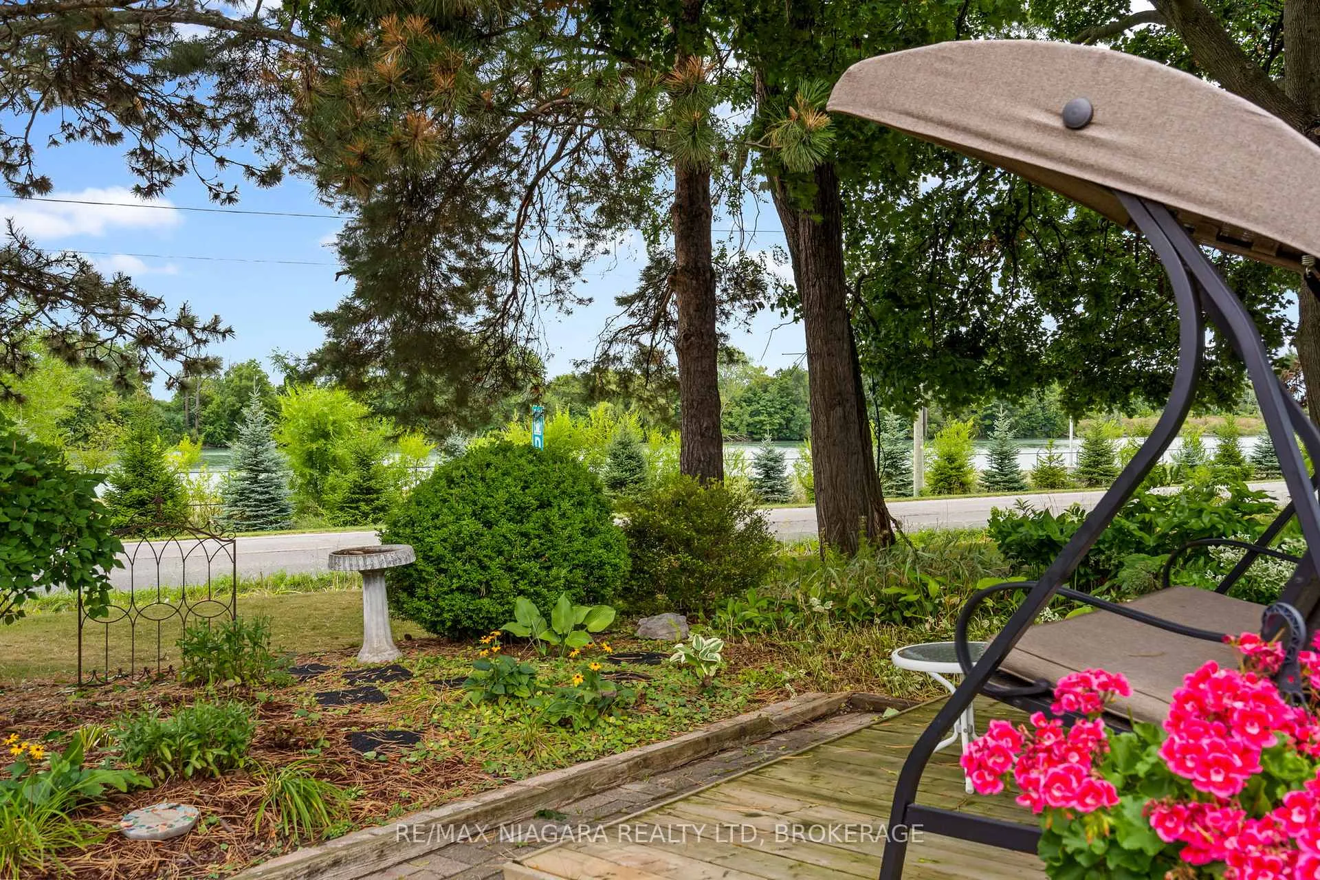 Photo 36 of 44 Lockview Crescent, St. Catharines, Bunting/Linwell — HOMEH