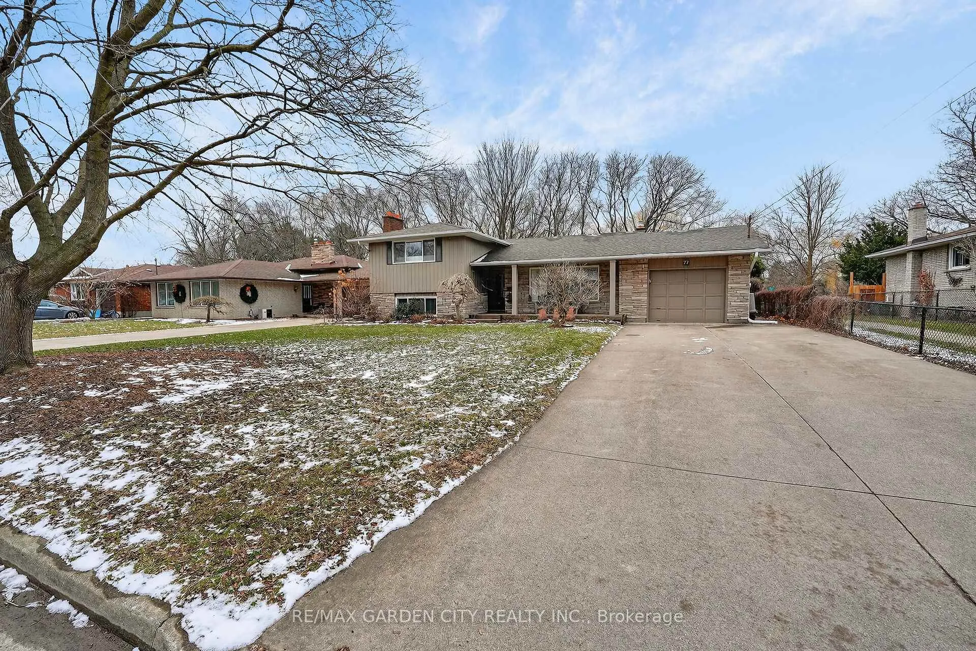 Photo 2 of 77 Prince Charles Drive, St. Catharines, Lakeport — HOMEH