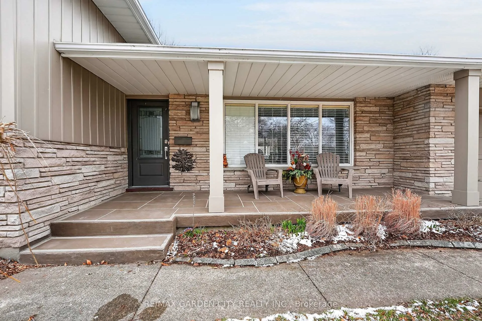 Photo 3 of 77 Prince Charles Drive, St. Catharines, Lakeport — HOMEH