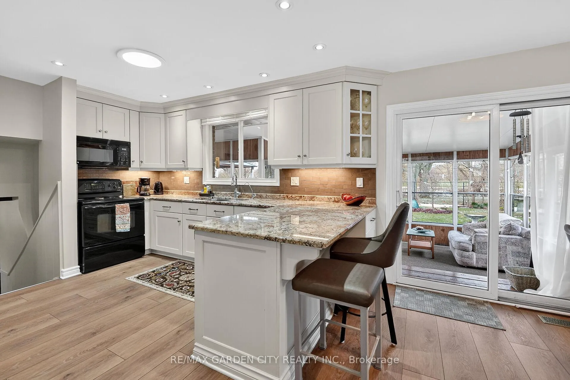 Photo 8 of 77 Prince Charles Drive, St. Catharines, Lakeport — HOMEH