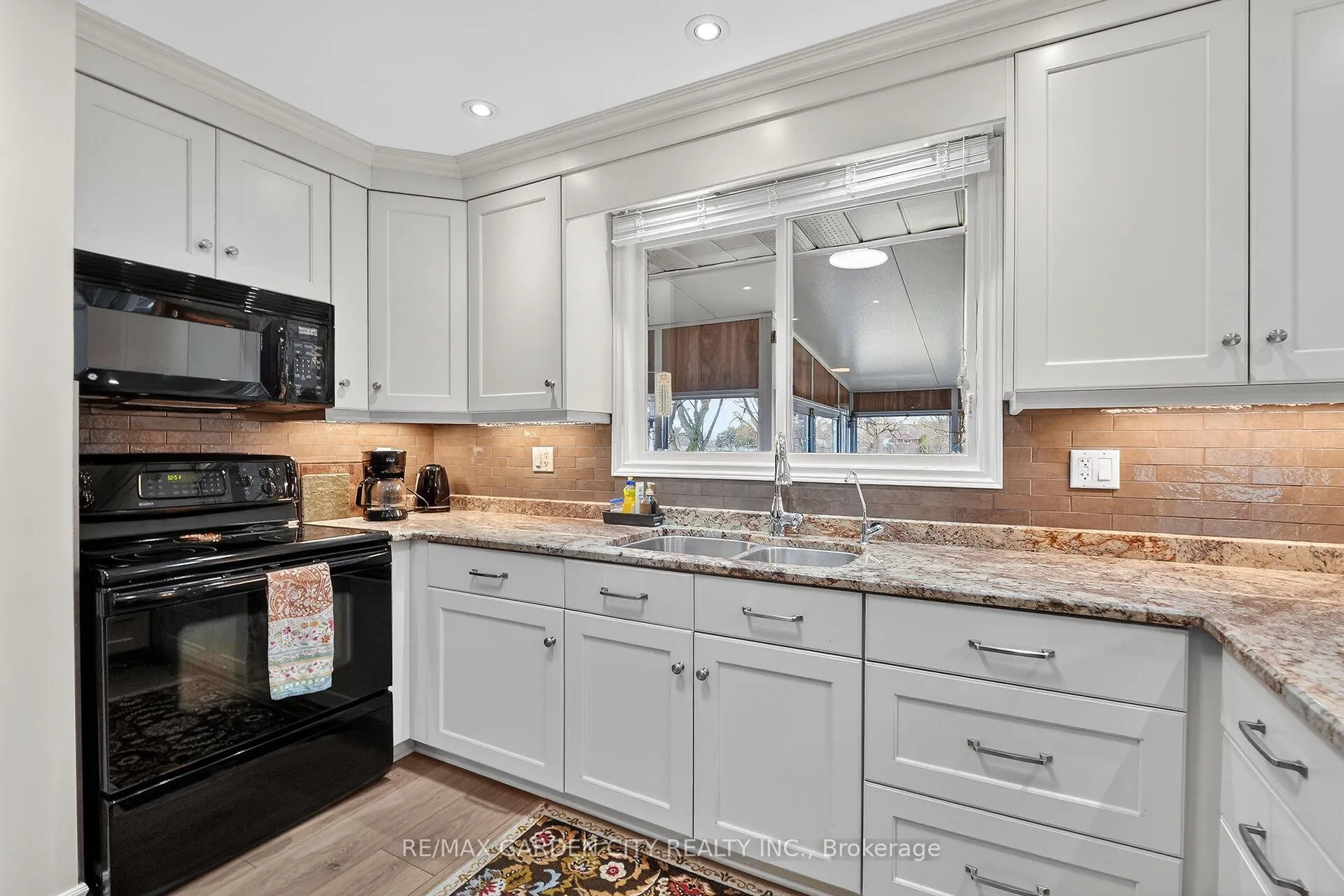 Photo 9 of 77 Prince Charles Drive, St. Catharines, Lakeport — HOMEH