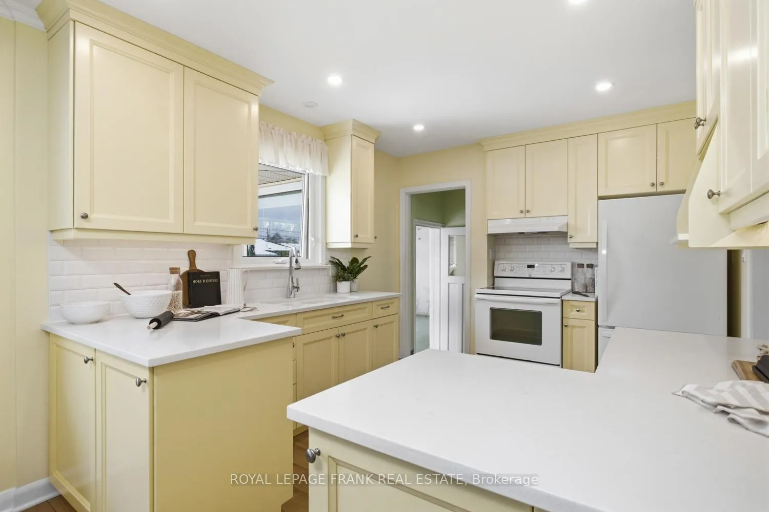 Photo 8 of 447 Ridgeway Avenue, Oshawa, McLaughlin — HOMEH