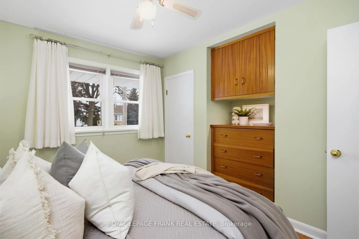 Photo 18 of 447 Ridgeway Avenue, Oshawa, McLaughlin — HOMEH