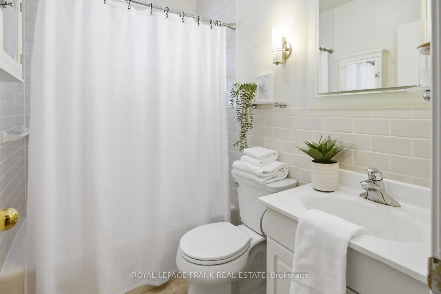 Photo 23 of 447 Ridgeway Avenue, Oshawa, McLaughlin — HOMEH