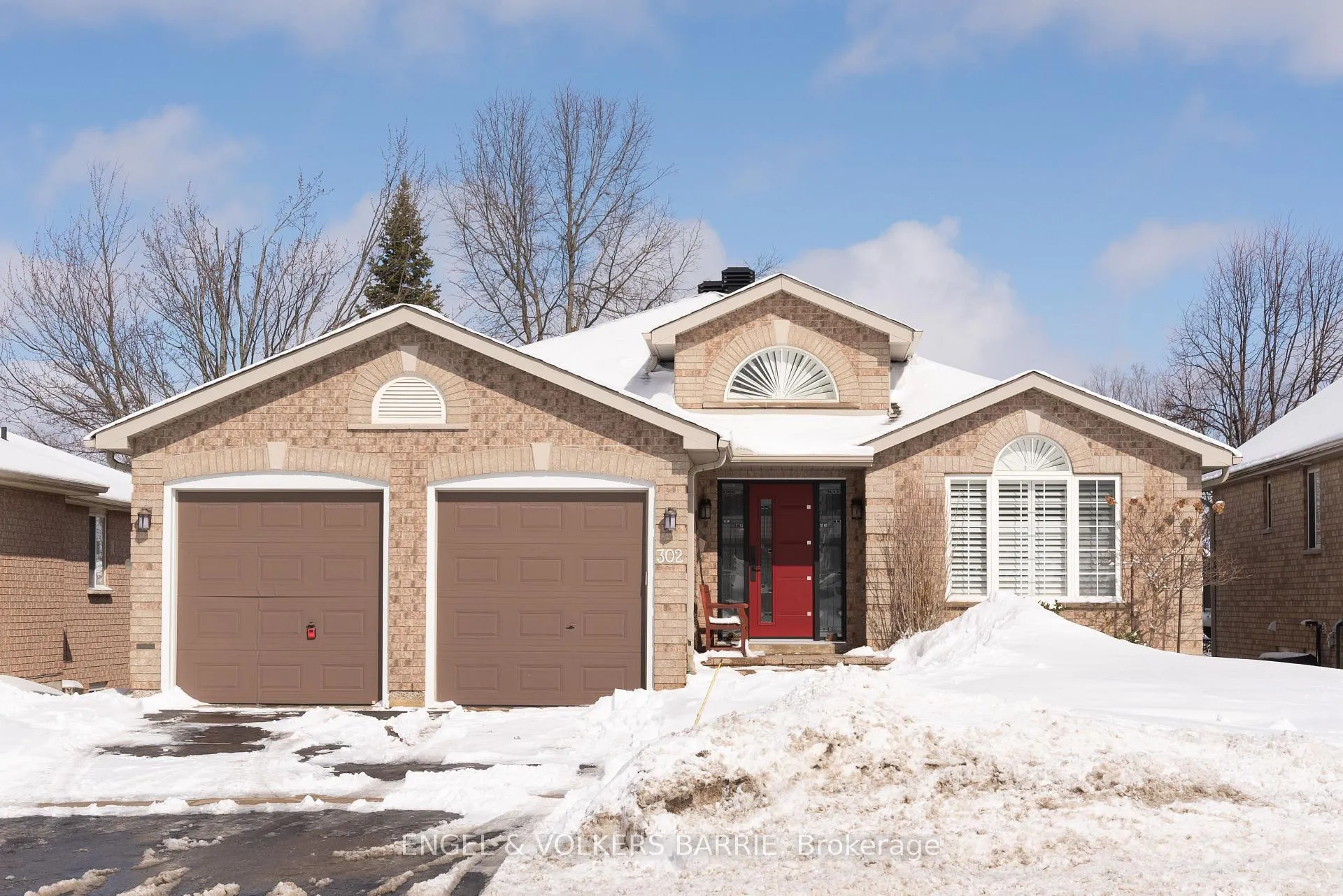 Photo 2 of 302 Livingstone Street E, Barrie, Little Lake — HOMEH