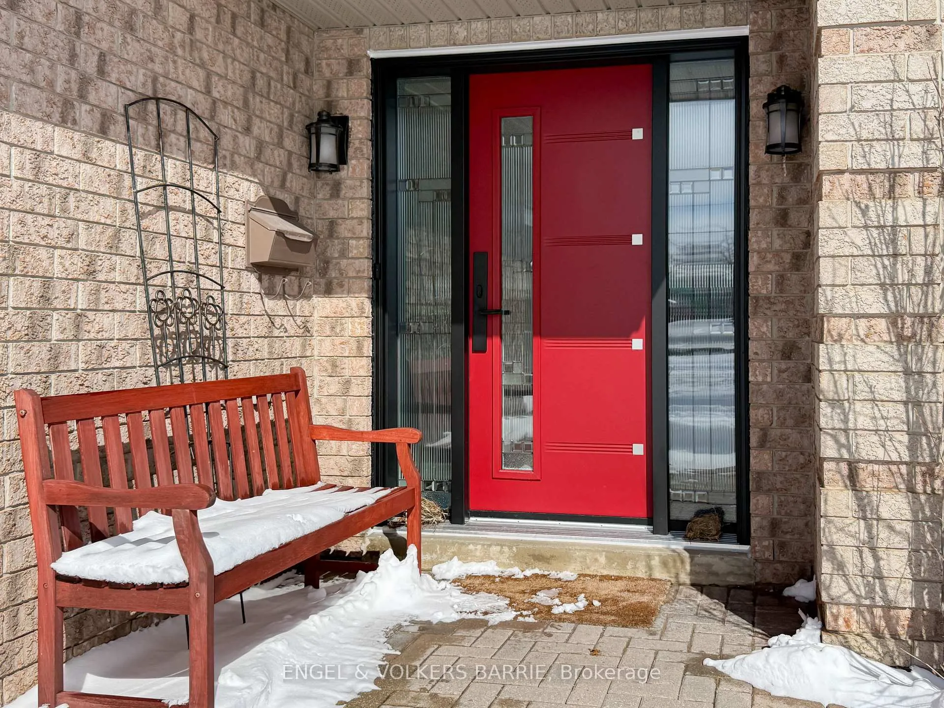 Photo 3 of 302 Livingstone Street E, Barrie, Little Lake — HOMEH