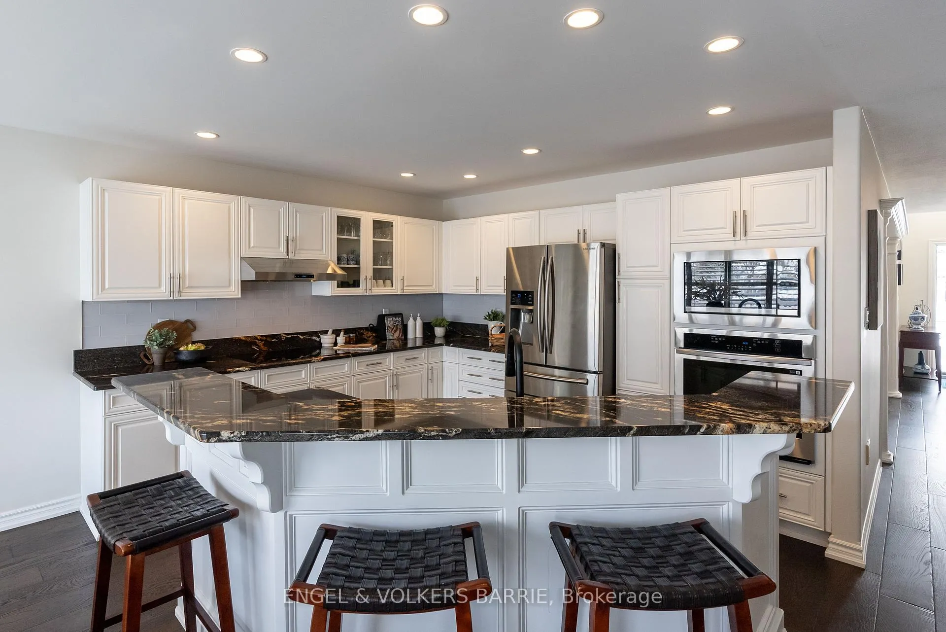 Photo 17 of 302 Livingstone Street E, Barrie, Little Lake — HOMEH