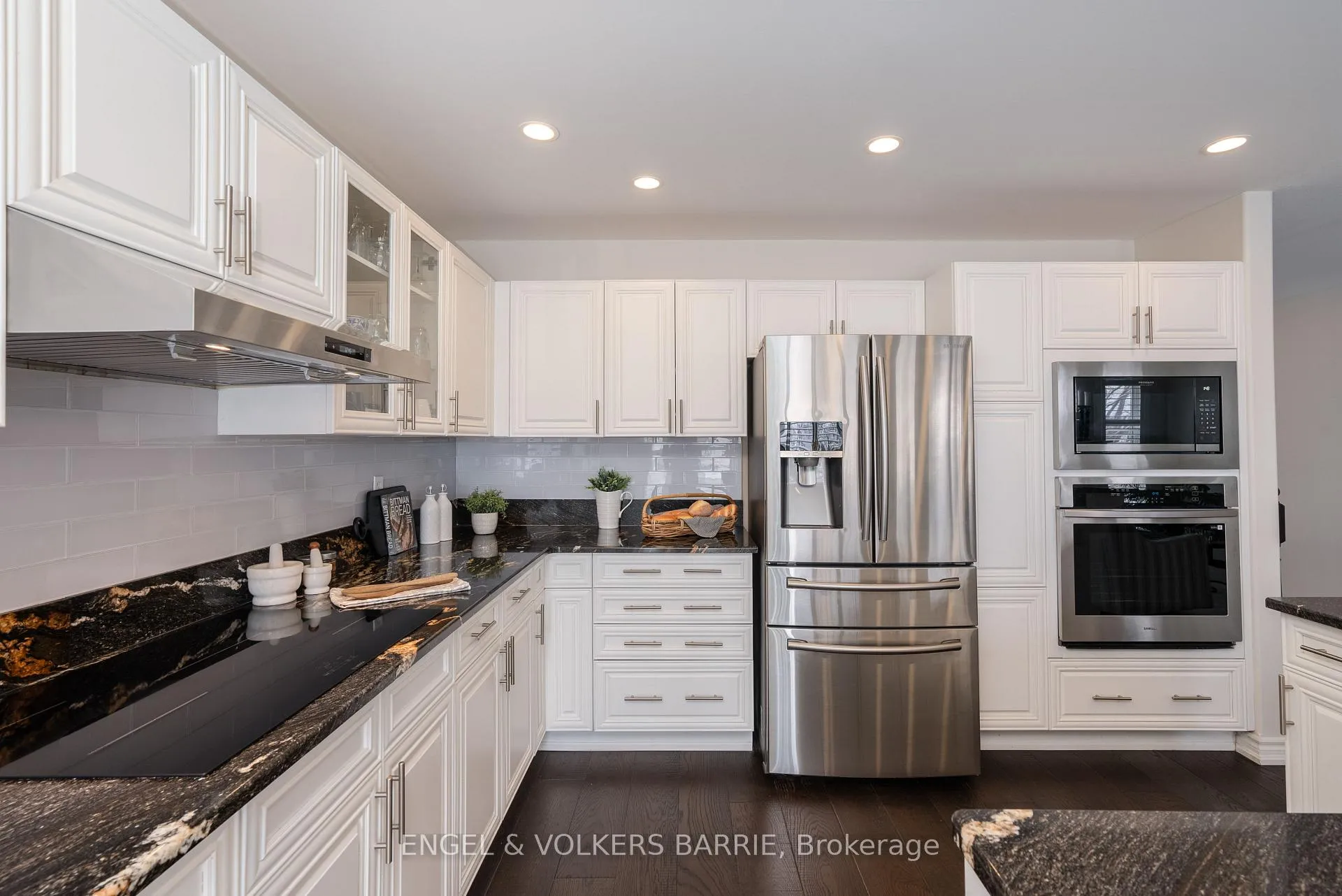 Photo 18 of 302 Livingstone Street E, Barrie, Little Lake — HOMEH