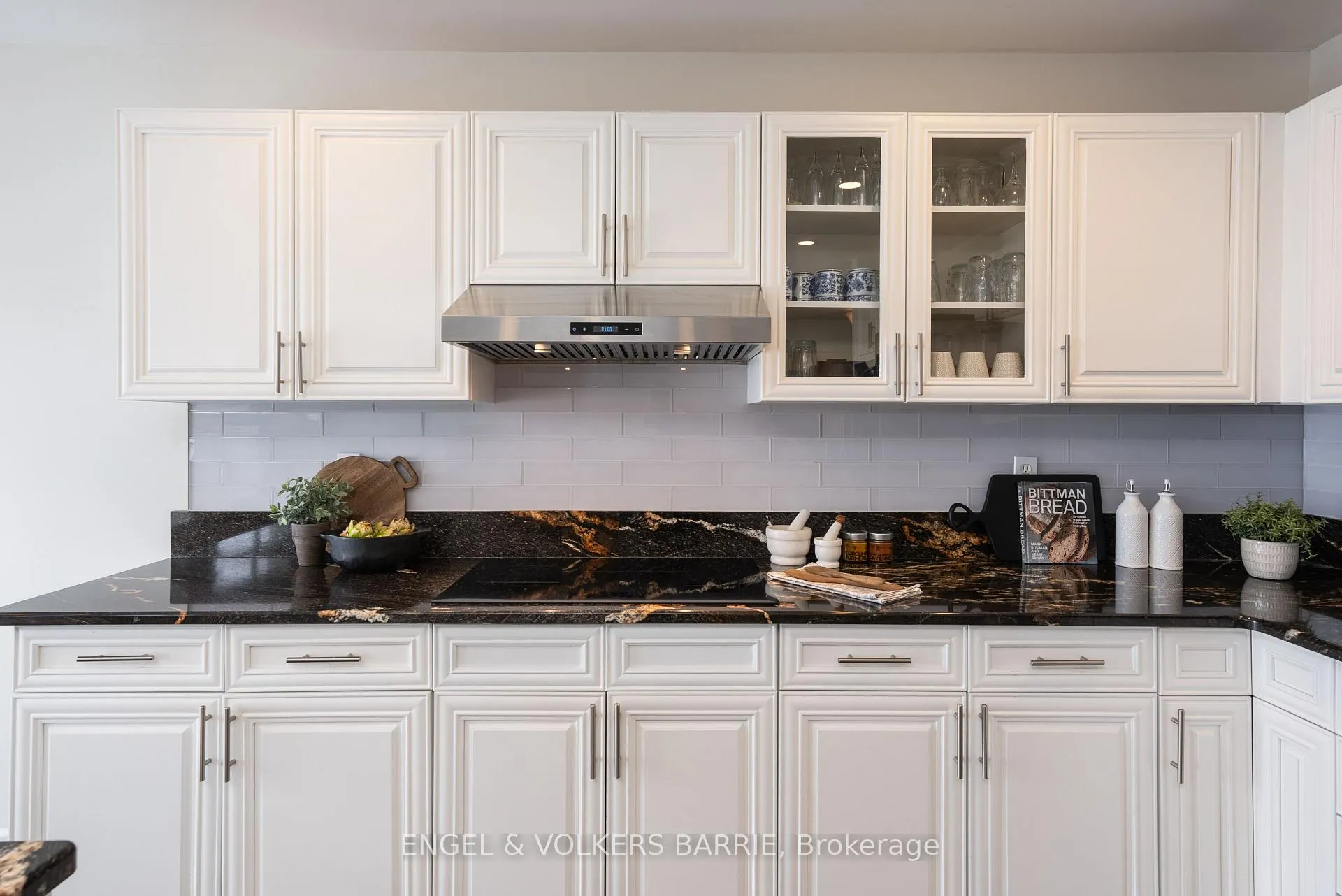 Photo 19 of 302 Livingstone Street E, Barrie, Little Lake — HOMEH