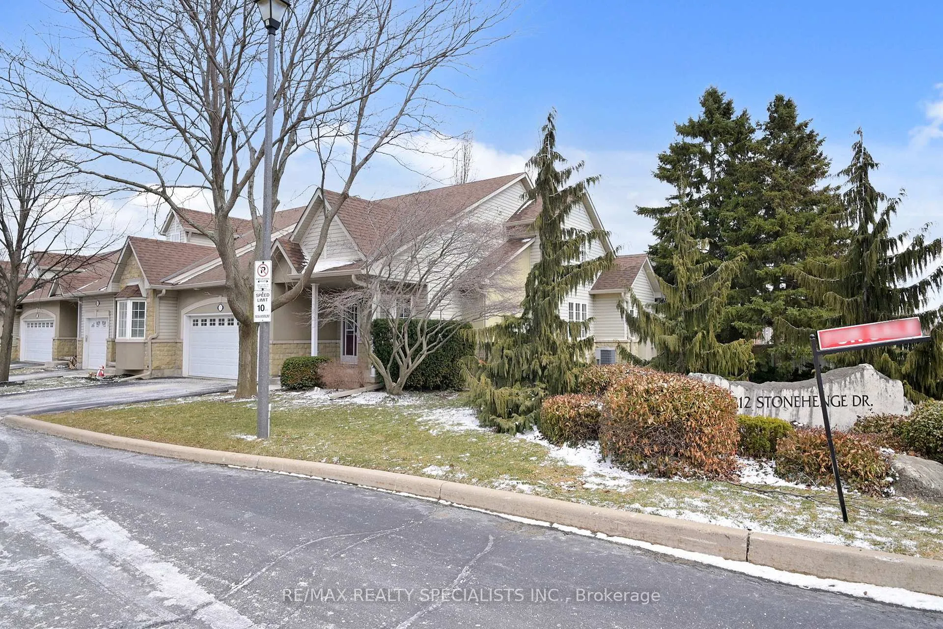 Photo 2 of Unit 1, 212 Stonehenge Drive, Hamilton, Ancaster — HOMEH