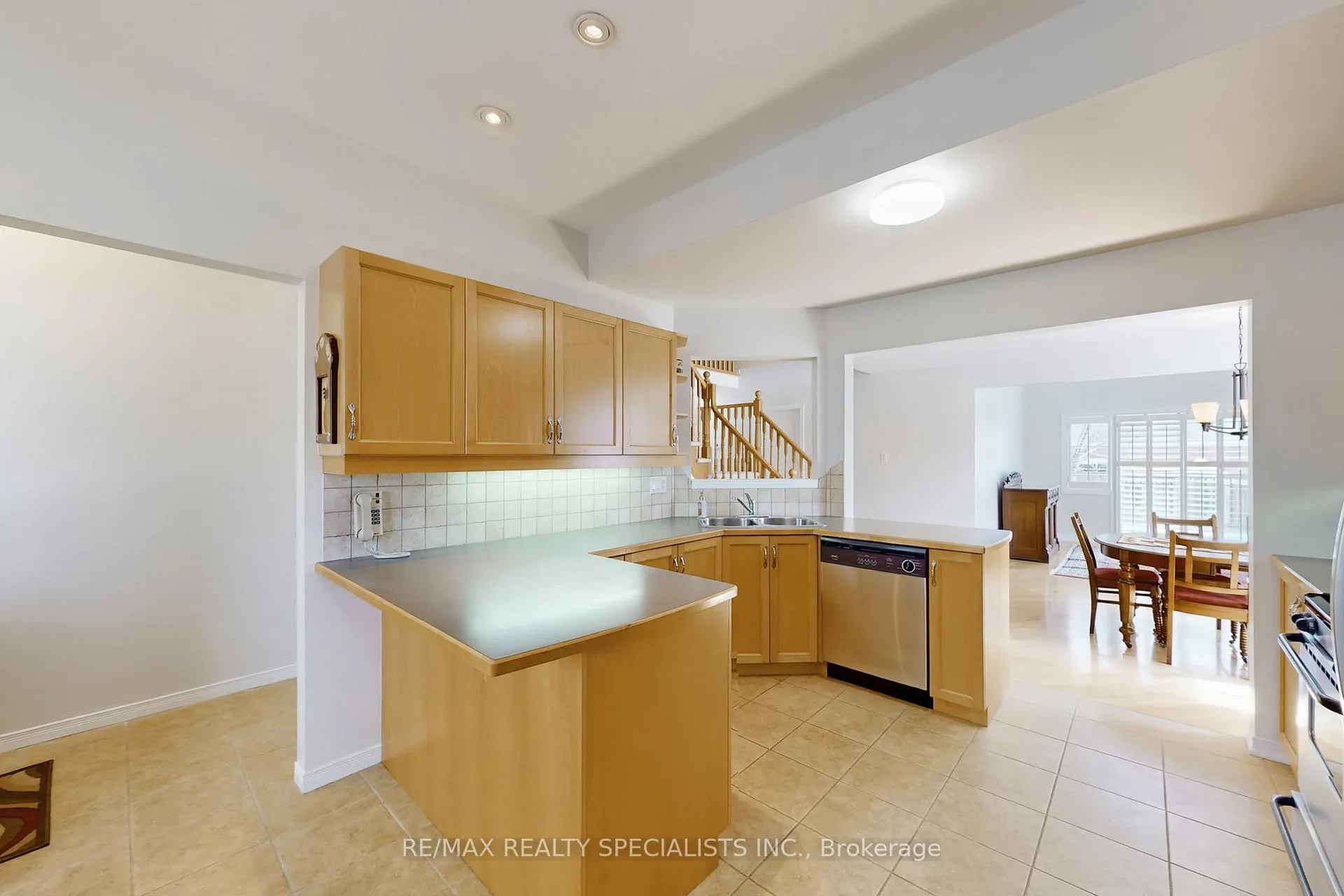Photo 5 of Unit 1, 212 Stonehenge Drive, Hamilton, Ancaster — HOMEH