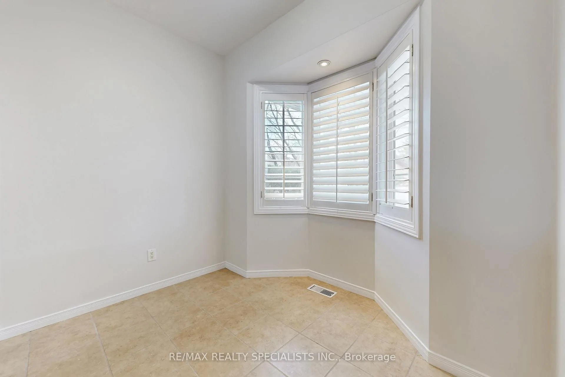 Photo 7 of Unit 1, 212 Stonehenge Drive, Hamilton, Ancaster — HOMEH
