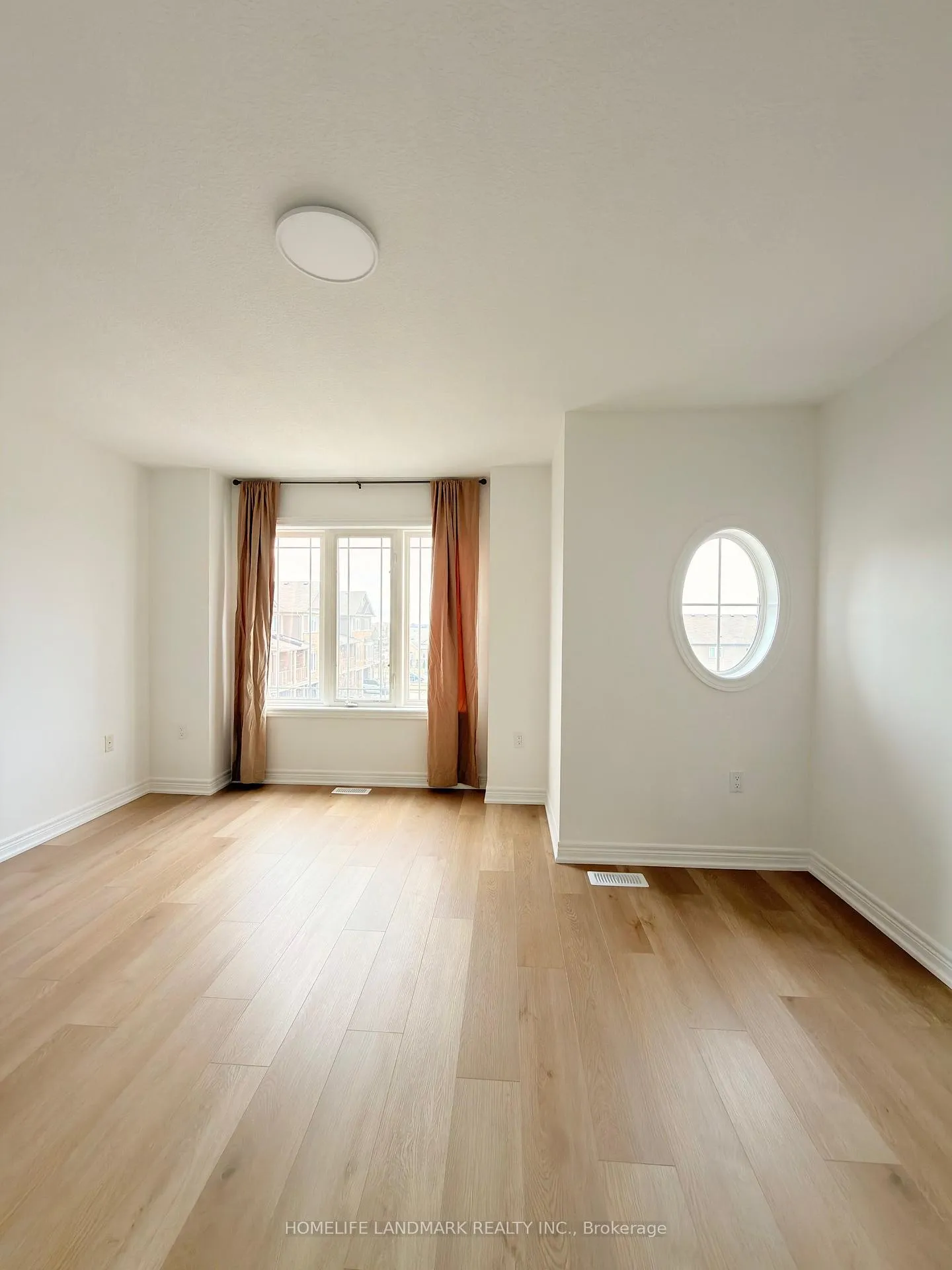 Photo 2 of 60 Bloom Crescent, Hamilton, Rural Glanbrook — HOMEH