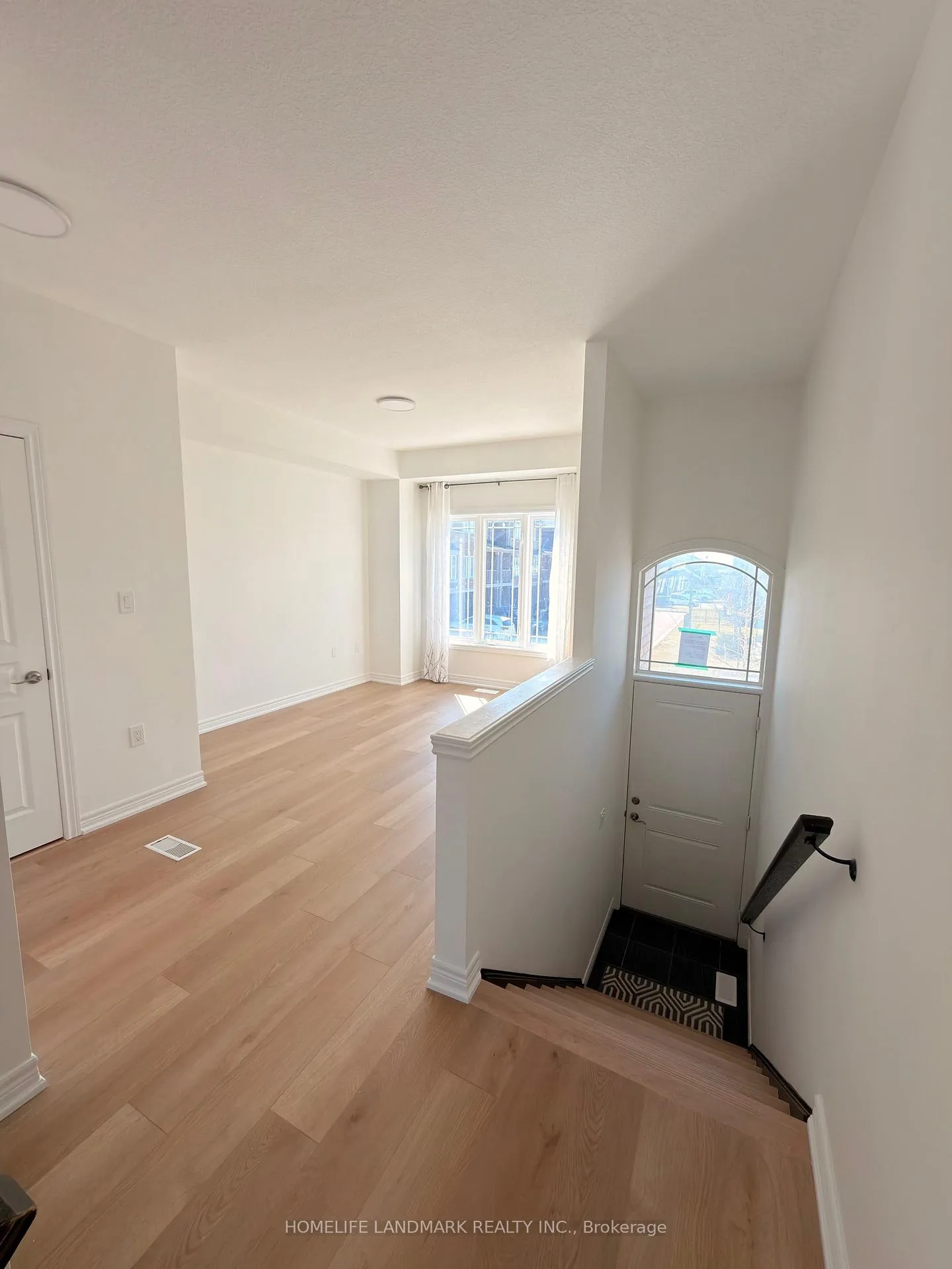 Photo 4 of 60 Bloom Crescent, Hamilton, Rural Glanbrook — HOMEH